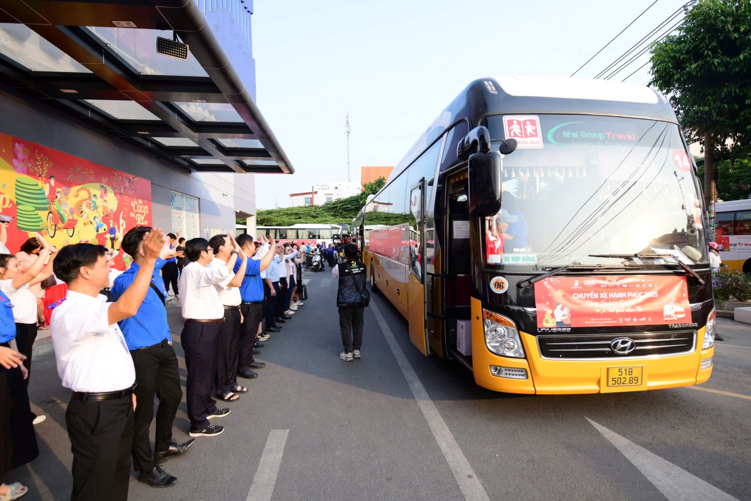 Saigon Co.op khởi hành chuyến xe hạnh phúc đưa 900 người dân về quê đón Tết- Ảnh 1.