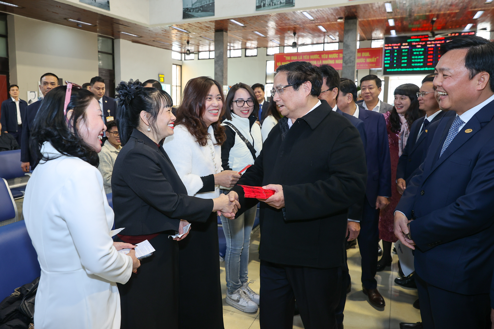 Thủ tướng mừng tuổi khách đi tàu, kiểm tra việc phục vụ Tết của ngành đường sắt- Ảnh 10.