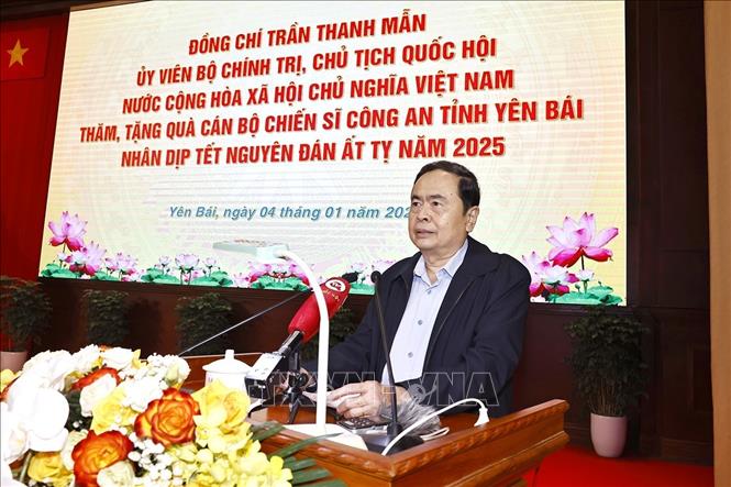 Chủ tịch Quốc hội thăm, tặng quà nhân dân và lực lượng vũ trang tỉnh Yên Bái- Ảnh 5.