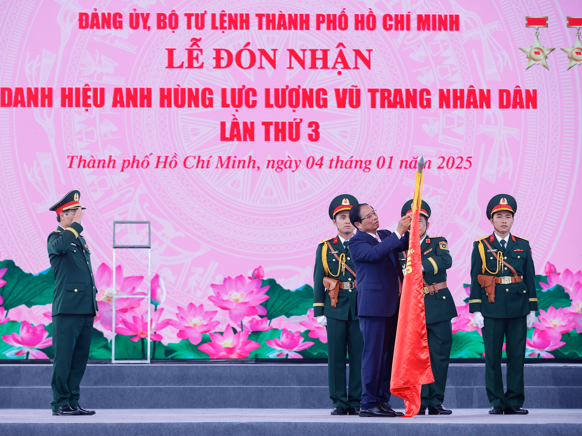 Thủ tướng: Lực lượng vũ trang là điểm tựa trong lòng dân, quên mình giúp dân trong phòng chống dịch- Ảnh 4.