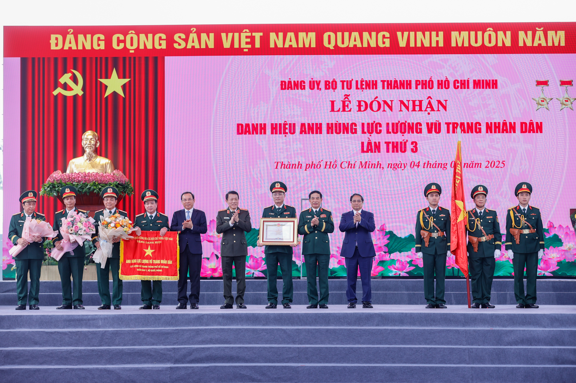 Thủ tướng: Lực lượng vũ trang là điểm tựa trong lòng dân, quên mình giúp dân trong phòng chống dịch- Ảnh 6.