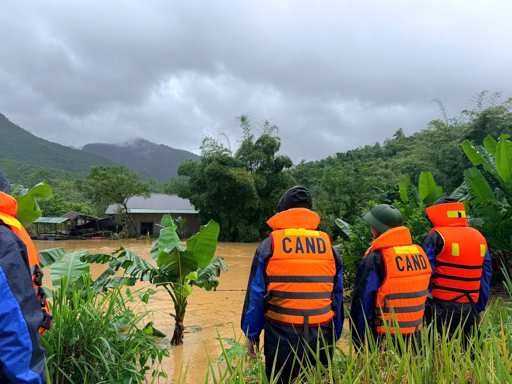 Giữa lũ dữ, một cuộc giải cứu nghẹt thở: Hình ảnh đẹp của người chiến sĩ Công an Nhân dân- Ảnh 1.