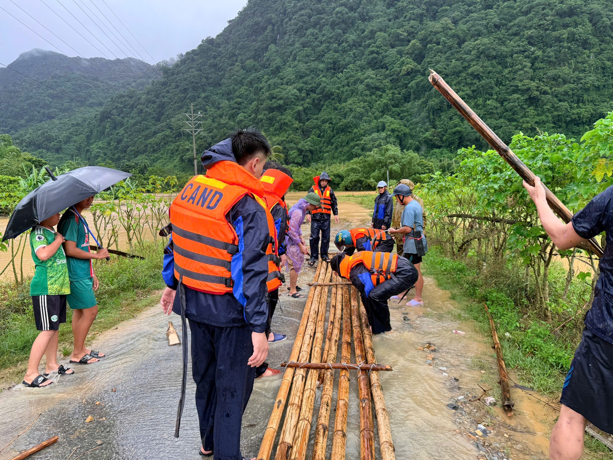 Giữa lũ dữ, một cuộc giải cứu nghẹt thở: Hình ảnh đẹp của người chiến sĩ Công an Nhân dân- Ảnh 2.