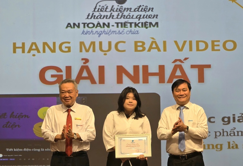 Điện lực TPHCM trao thưởng cuộc thi “Tiết kiệm điện thành thói quen”- Ảnh 2.