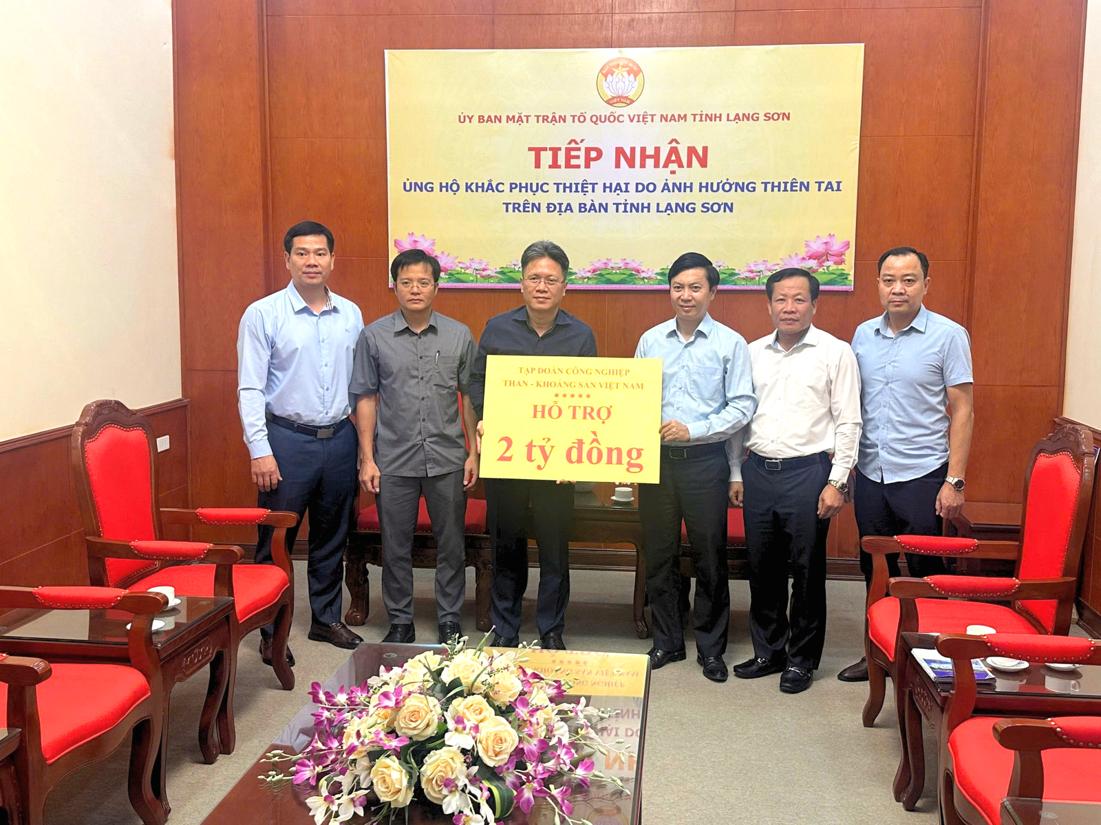 TKV ủng hộ khắc phục thiệt hại do thiên tai trên địa bàn tỉnh Lạng Sơn, Lào Cai- Ảnh 1. TKV ủng hộ khắc phục thiệt hại do thiên tai trên địa bàn tỉnh Lạng Sơn, Lào Cai- Ảnh 1.