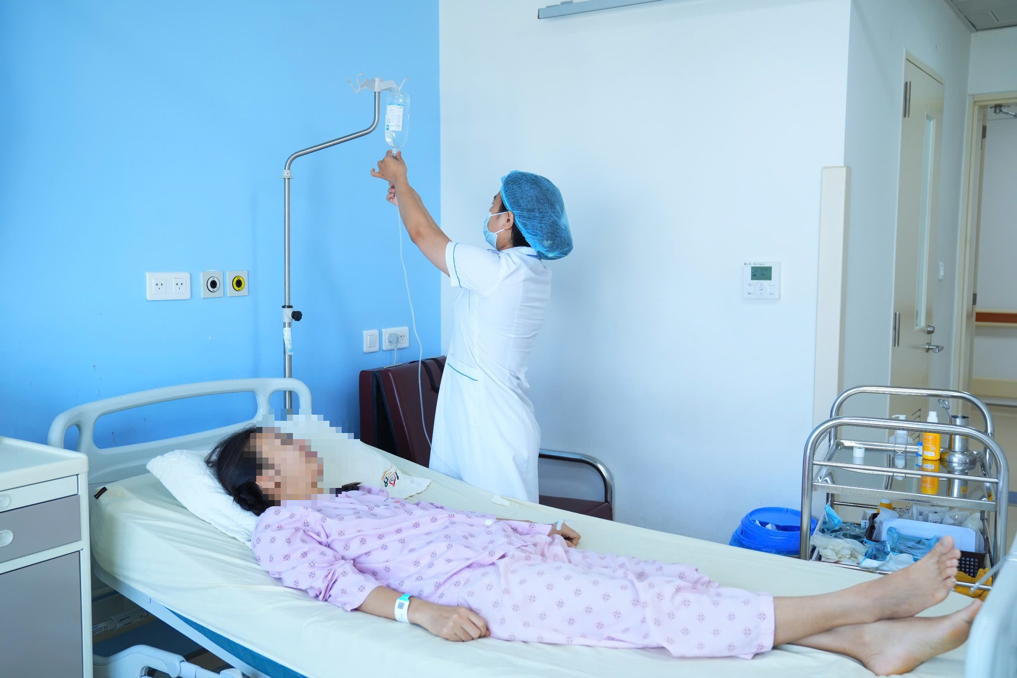 Lần đầu phẫu thuật thành công khối phình khổng lồ động mạch thận có ghép thận tự thân- Ảnh 2.