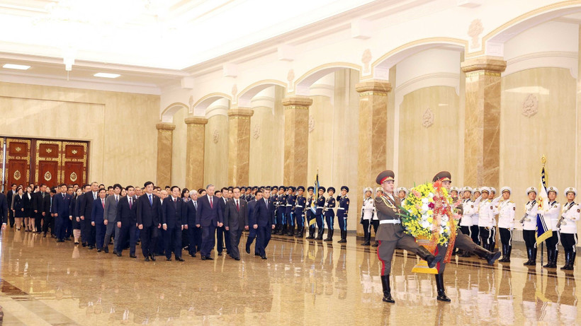 Tổng Bí thư Tô Lâm đặt hoa tưởng nhớ Chủ tịch Kim Nhật Thành và Tổng Bí thư Kim Jong-il- Ảnh 1. Tổng Bí thư Tô Lâm đặt hoa tưởng nhớ Chủ tịch Kim Nhật Thành và Tổng Bí thư Kim Jong-il- Ảnh 1.