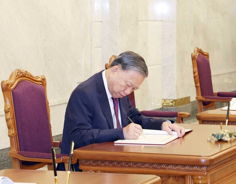 Tổng Bí thư Tô Lâm đặt hoa tưởng nhớ Chủ tịch Kim Nhật Thành và Tổng Bí thư Kim Jong-il- Ảnh 3. Tổng Bí thư Tô Lâm đặt hoa tưởng nhớ Chủ tịch Kim Nhật Thành và Tổng Bí thư Kim Jong-il- Ảnh 3.