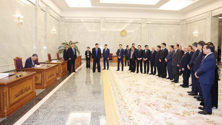 Tổng Bí thư Tô Lâm đặt hoa tưởng nhớ Chủ tịch Kim Nhật Thành và Tổng Bí thư Kim Jong-il- Ảnh 2. Tổng Bí thư Tô Lâm đặt hoa tưởng nhớ Chủ tịch Kim Nhật Thành và Tổng Bí thư Kim Jong-il- Ảnh 2.