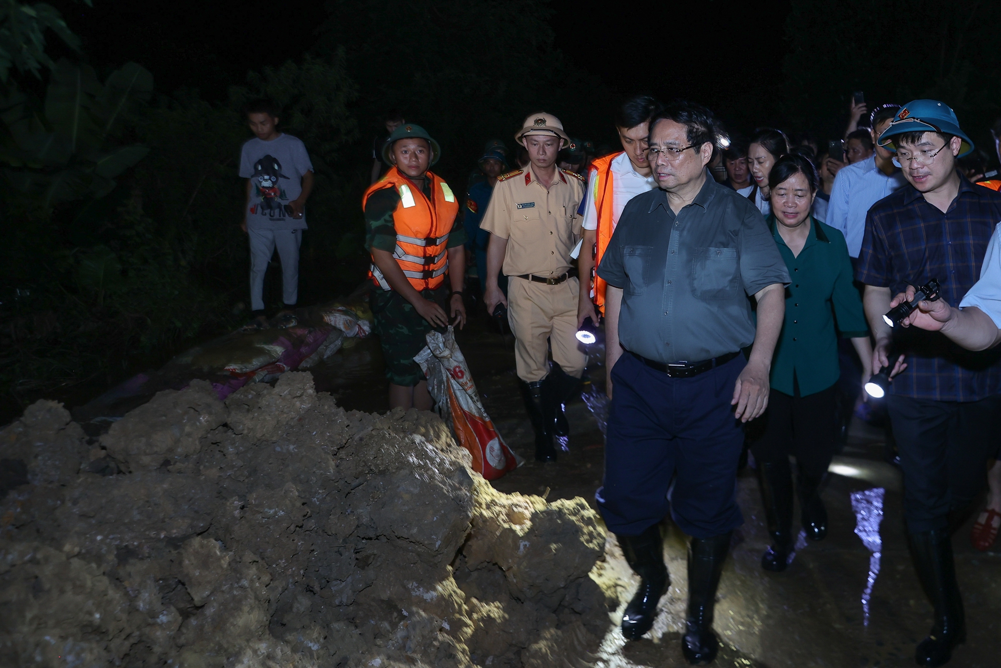 Thủ tướng kiểm tra công tác ứng phó mưa lũ tại vùng ven sông của Hà Nội- Ảnh 8. Thủ tướng kiểm tra công tác ứng phó mưa lũ tại vùng ven sông của Hà Nội- Ảnh 8.