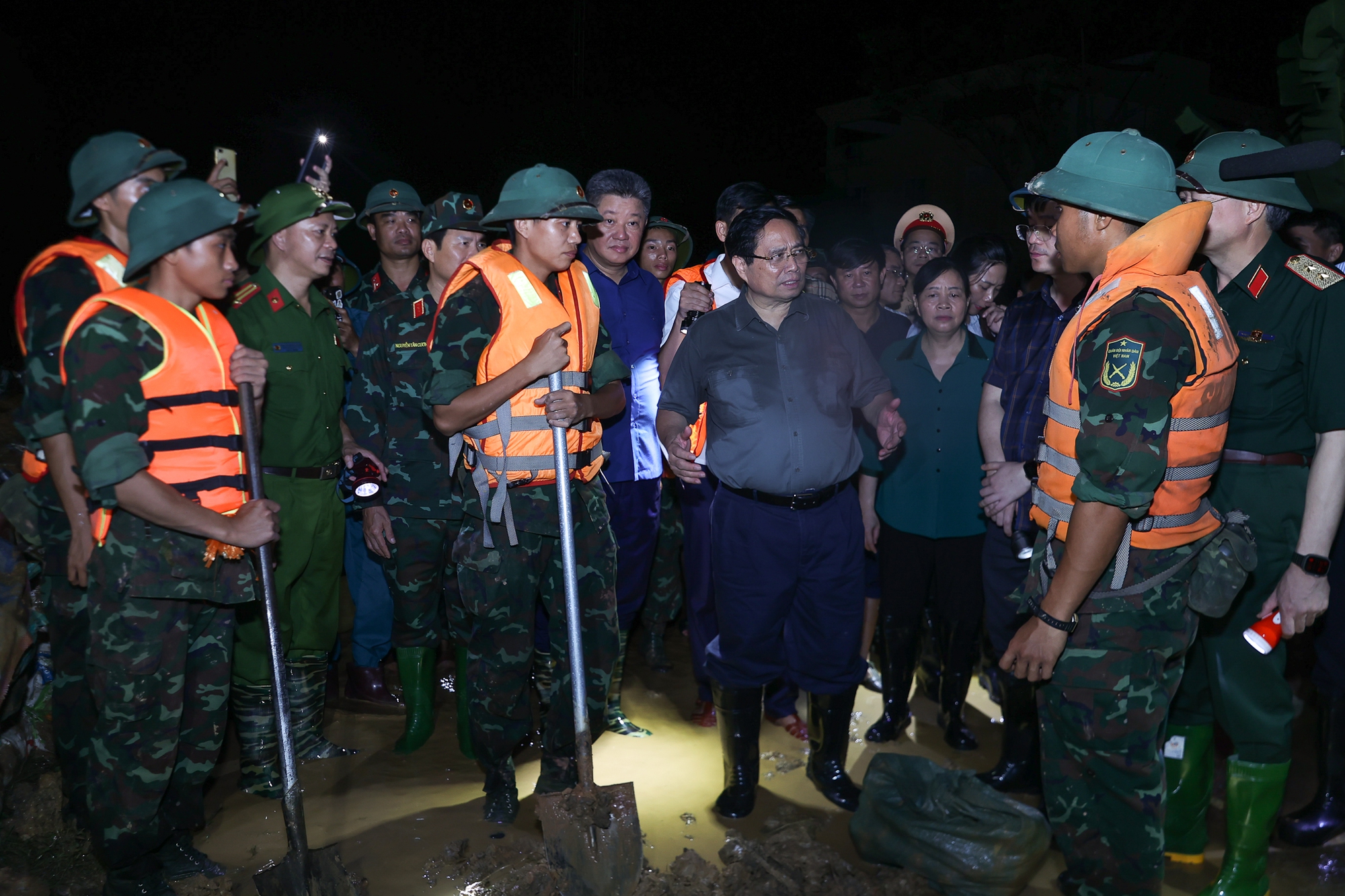 Thủ tướng kiểm tra công tác ứng phó mưa lũ tại vùng ven sông của Hà Nội- Ảnh 7. Thủ tướng kiểm tra công tác ứng phó mưa lũ tại vùng ven sông của Hà Nội- Ảnh 7.