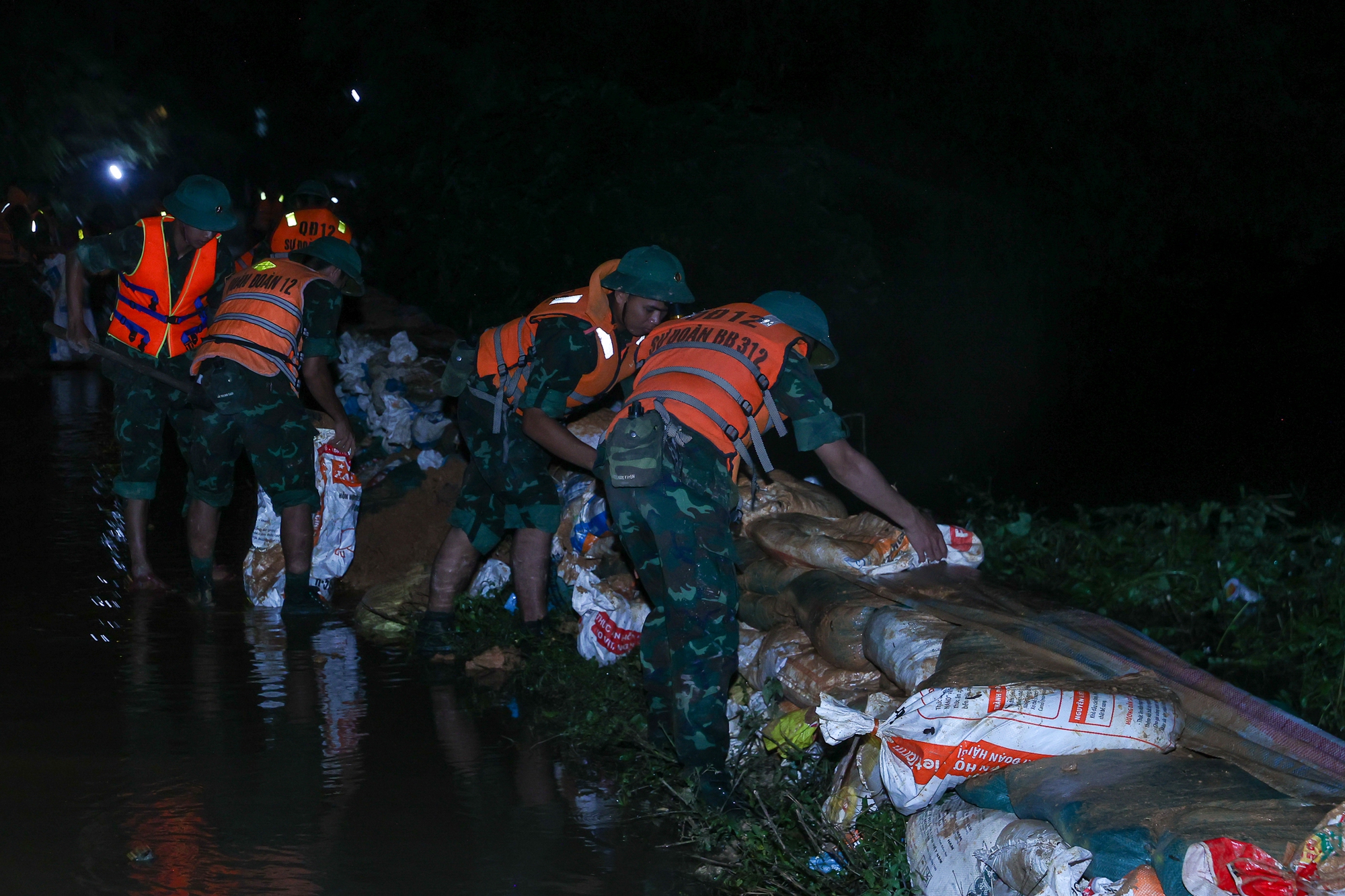 Thủ tướng kiểm tra công tác ứng phó mưa lũ tại vùng ven sông của Hà Nội- Ảnh 18. Thủ tướng kiểm tra công tác ứng phó mưa lũ tại vùng ven sông của Hà Nội- Ảnh 18.