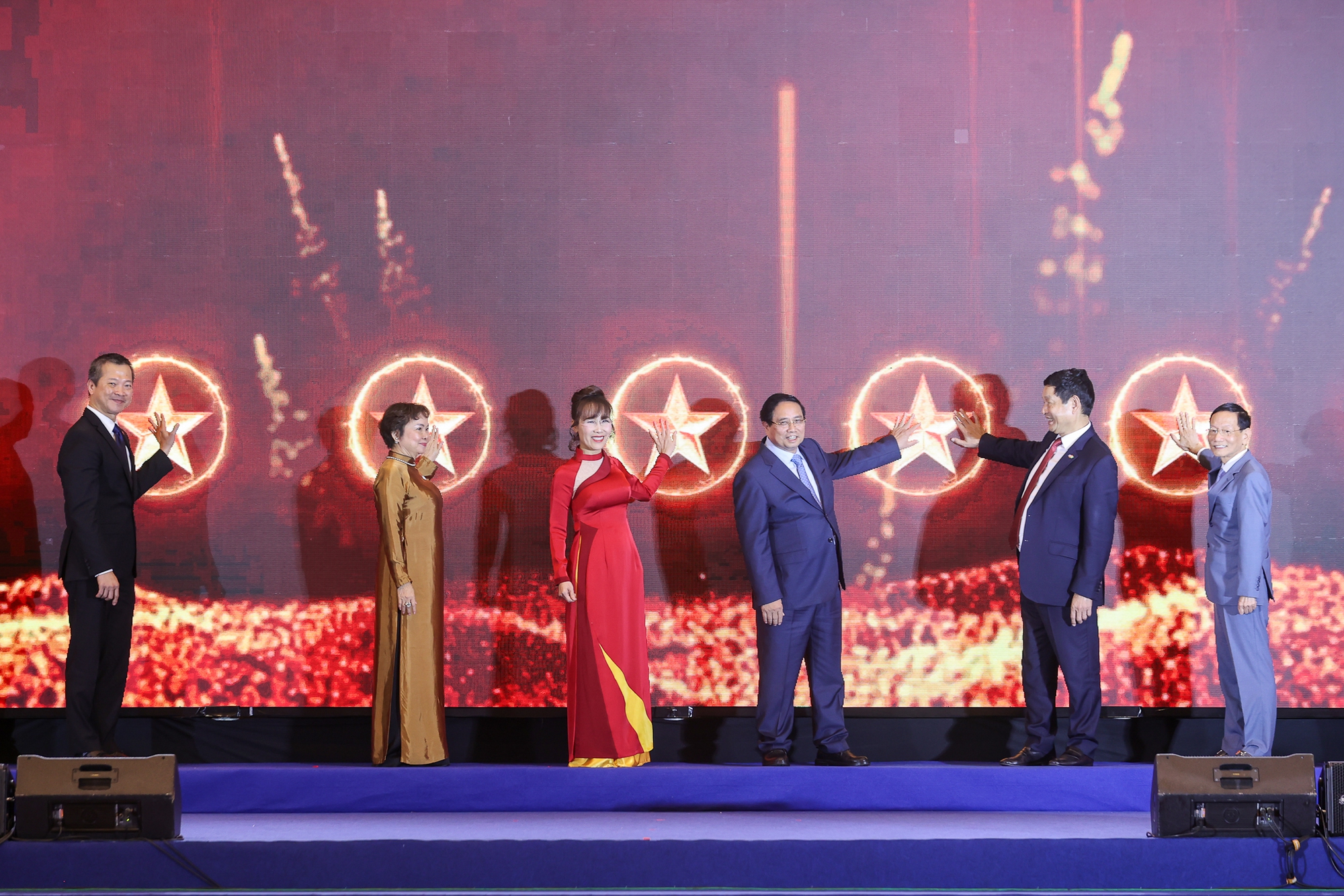 Thủ tướng: Doanh nghiệp, doanh nhân tư nhân '3 tiên phong' để 'công-tư đồng kiến quốc'- Ảnh 4. Thủ tướng: Doanh nghiệp, doanh nhân tư nhân '3 tiên phong' để 'công-tư đồng kiến quốc'- Ảnh 4.