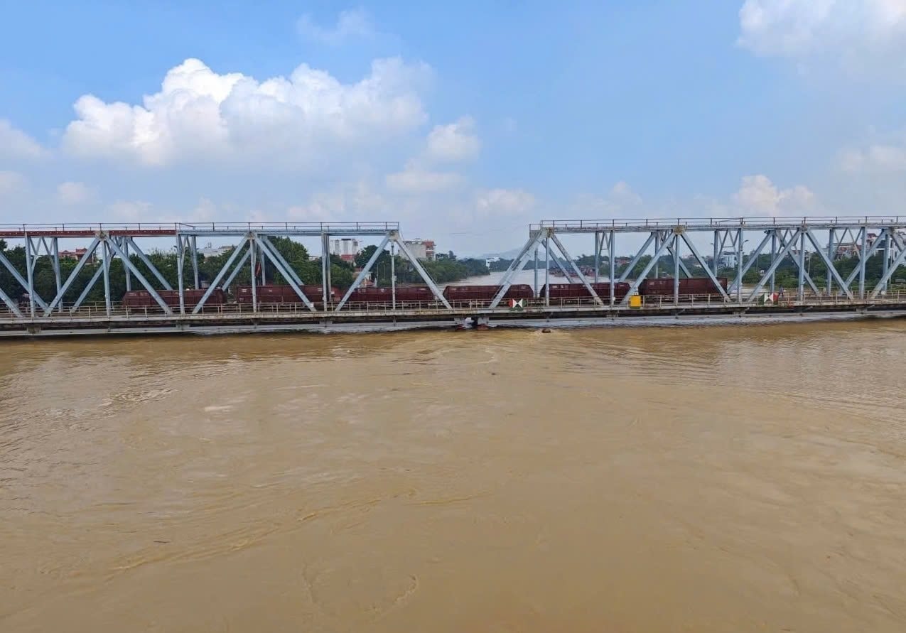 Điều tàu hàng 300 tấn giữ cầu sông Thương trước lũ dữ- Ảnh 1.