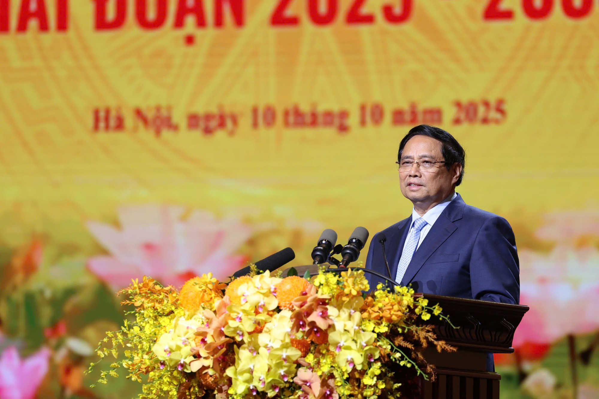 Nhân dân cả nước đang trông chờ vào vai trò dẫn dắt, sứ mệnh tiên phong, kiến tạo phát triển của Thủ đô Hà Nội*- Ảnh 1. Nhân dân cả nước đang trông chờ vào vai trò dẫn dắt, sứ mệnh tiên phong, kiến tạo phát triển của Thủ đô Hà Nội*- Ảnh 1.