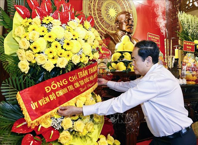 Chủ tịch Quốc hội Trần Thanh Mẫn dâng hương tưởng nhớ Chủ tịch Tôn Đức Thắng- Ảnh 1. Chủ tịch Quốc hội Trần Thanh Mẫn dâng hương tưởng nhớ Chủ tịch Tôn Đức Thắng- Ảnh 1.