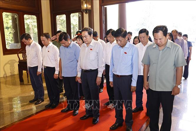 Chủ tịch Quốc hội Trần Thanh Mẫn dâng hương tưởng nhớ Chủ tịch Tôn Đức Thắng- Ảnh 2. Chủ tịch Quốc hội Trần Thanh Mẫn dâng hương tưởng nhớ Chủ tịch Tôn Đức Thắng- Ảnh 2.