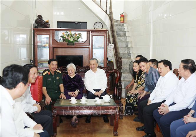 Tổng Bí thư Tô Lâm dâng hương tưởng nhớ Chủ tịch Hồ Chí Minh tại Nghệ An- Ảnh 2. Tổng Bí thư Tô Lâm dâng hương tưởng nhớ Chủ tịch Hồ Chí Minh tại Nghệ An- Ảnh 2.
