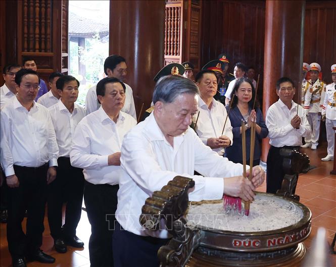 Tổng Bí thư Tô Lâm dâng hương tưởng nhớ Chủ tịch Hồ Chí Minh tại Nghệ An- Ảnh 1. Tổng Bí thư Tô Lâm dâng hương tưởng nhớ Chủ tịch Hồ Chí Minh tại Nghệ An- Ảnh 1.