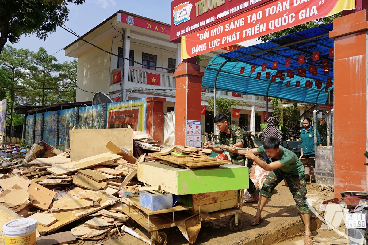 Đánh giá, khắc phục thiệt hại do Bão số 11 gây ra đối với ngành Giáo dục, sớm đưa học sinh trở lại trường học- Ảnh 1.