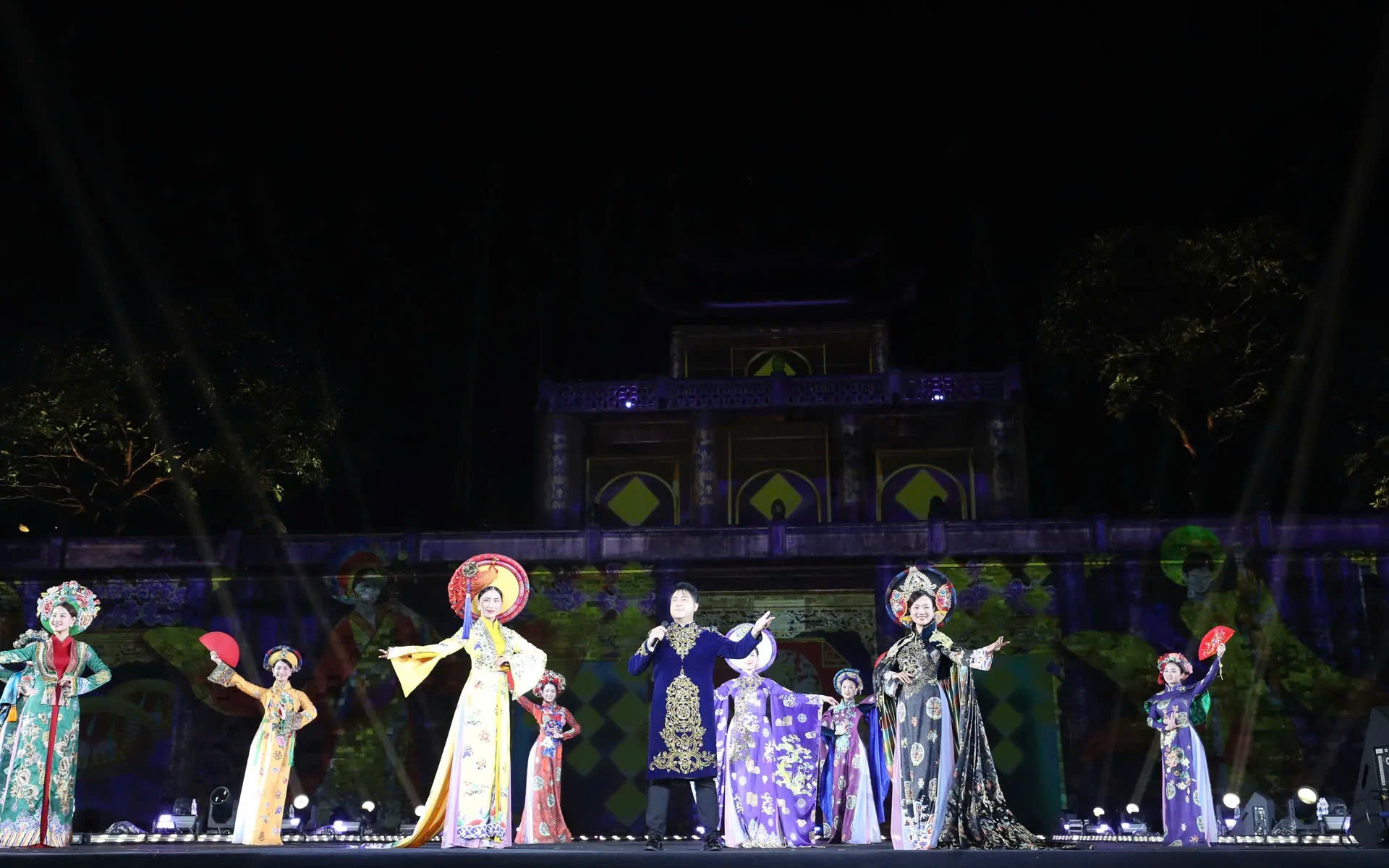 ‘Bước chân di sản’ - Tôn vinh vẻ đẹp trang phục văn hóa Việt Nam và thế giới