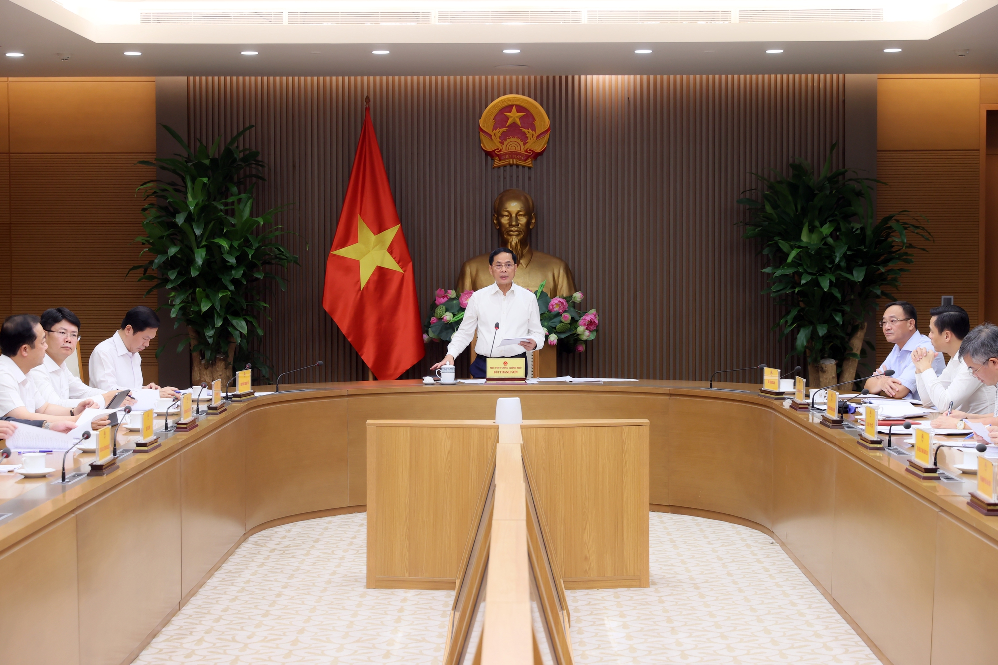 Phó Thủ tướng Bùi Thanh Sơn chủ trì họp rà soát công tác chuẩn bị cho Lễ mở ký Công ước Hà Nội- Ảnh 1. Phó Thủ tướng Bùi Thanh Sơn chủ trì họp rà soát công tác chuẩn bị cho Lễ mở ký Công ước Hà Nội- Ảnh 1.