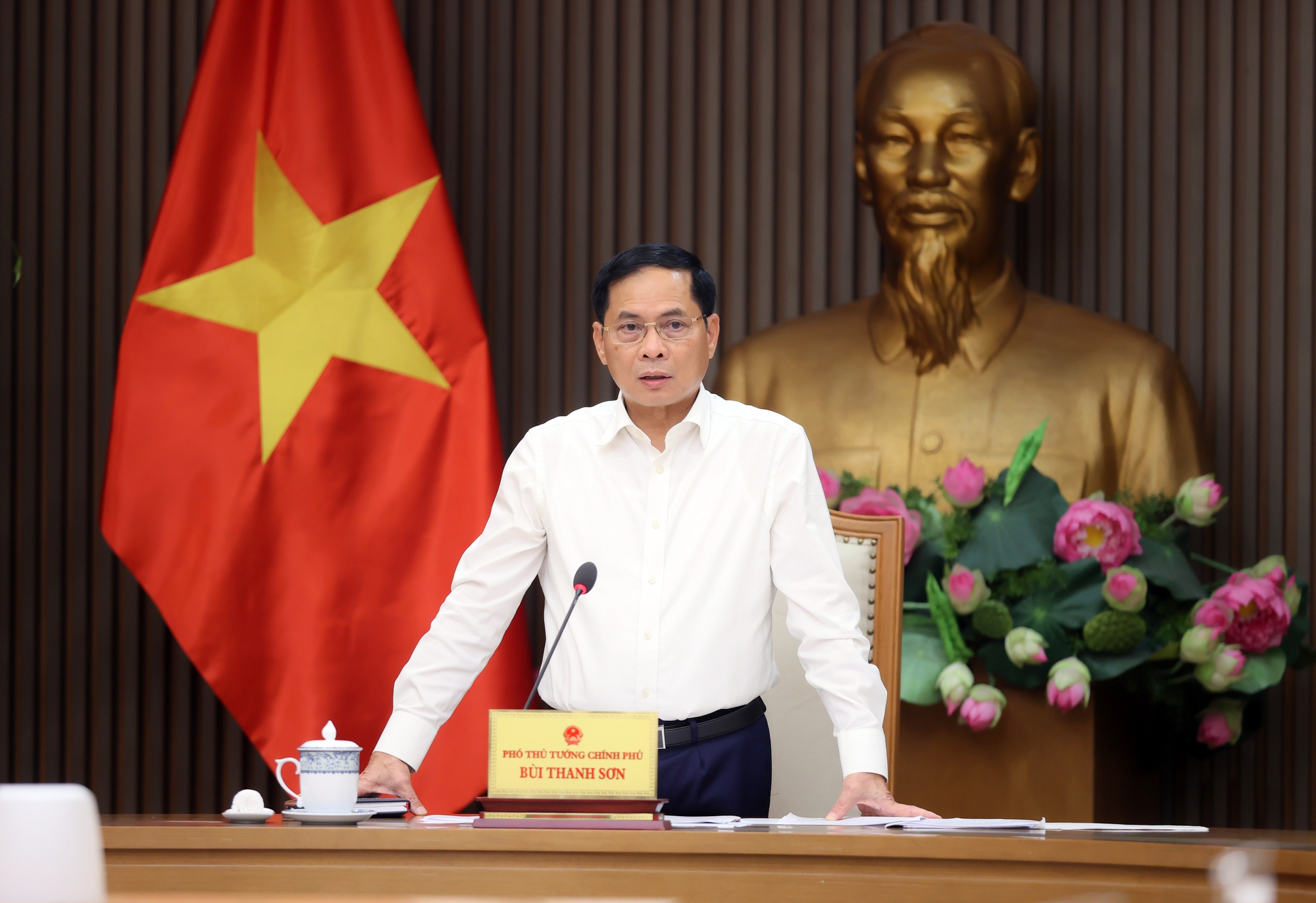 Phó Thủ tướng Bùi Thanh Sơn chủ trì họp rà soát công tác chuẩn bị cho Lễ mở ký Công ước Hà Nội- Ảnh 2. Phó Thủ tướng Bùi Thanh Sơn chủ trì họp rà soát công tác chuẩn bị cho Lễ mở ký Công ước Hà Nội- Ảnh 2.