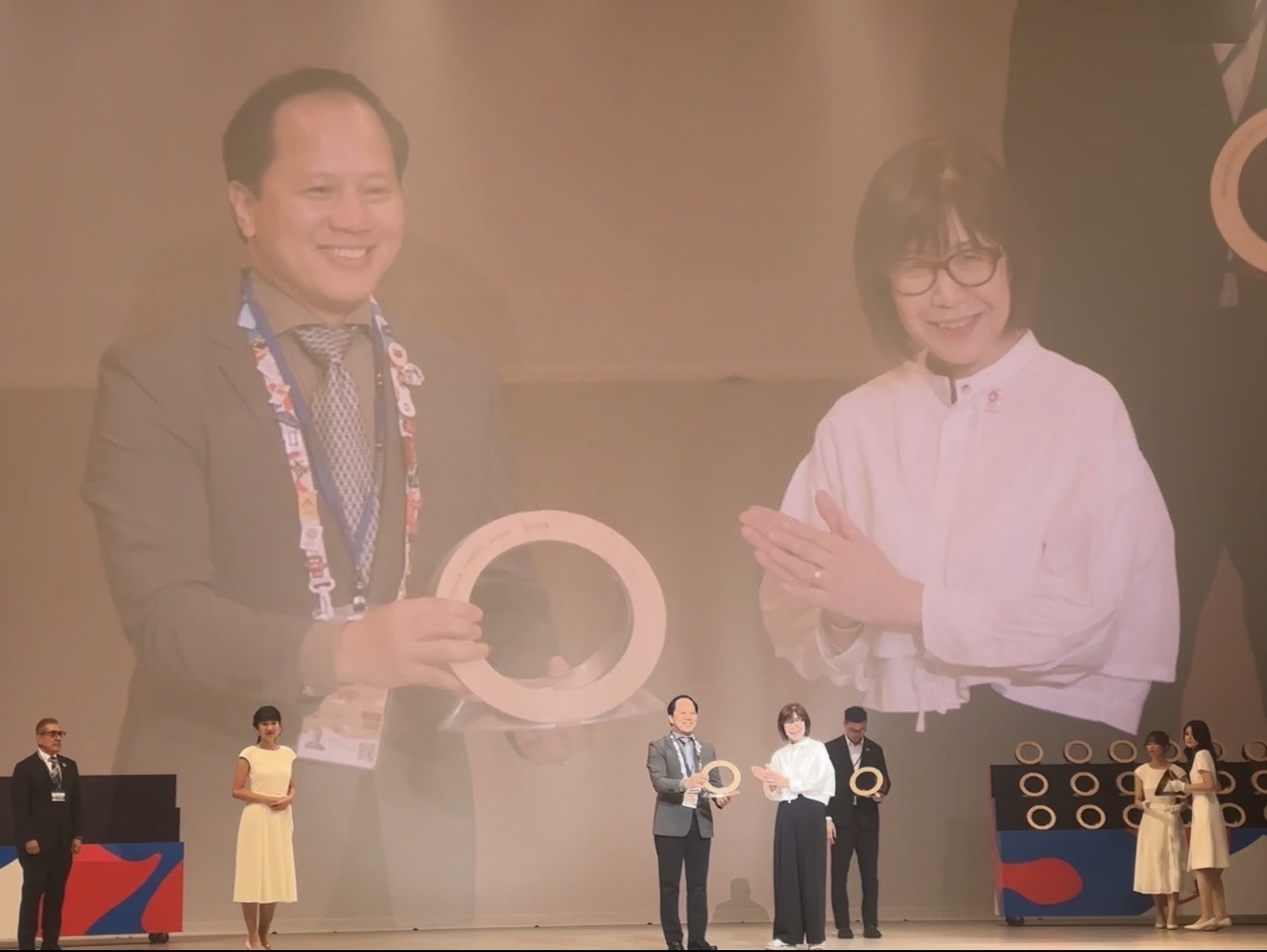 Nhà Triển lãm Việt Nam giành Giải Bạc 'Thiết kế trưng bày xuất sắc nhất' tại EXPO 2025 - Ảnh 1. Nhà Triển lãm Việt Nam giành Giải Bạc 'Thiết kế trưng bày xuất sắc nhất' tại EXPO 2025 - Ảnh 1.