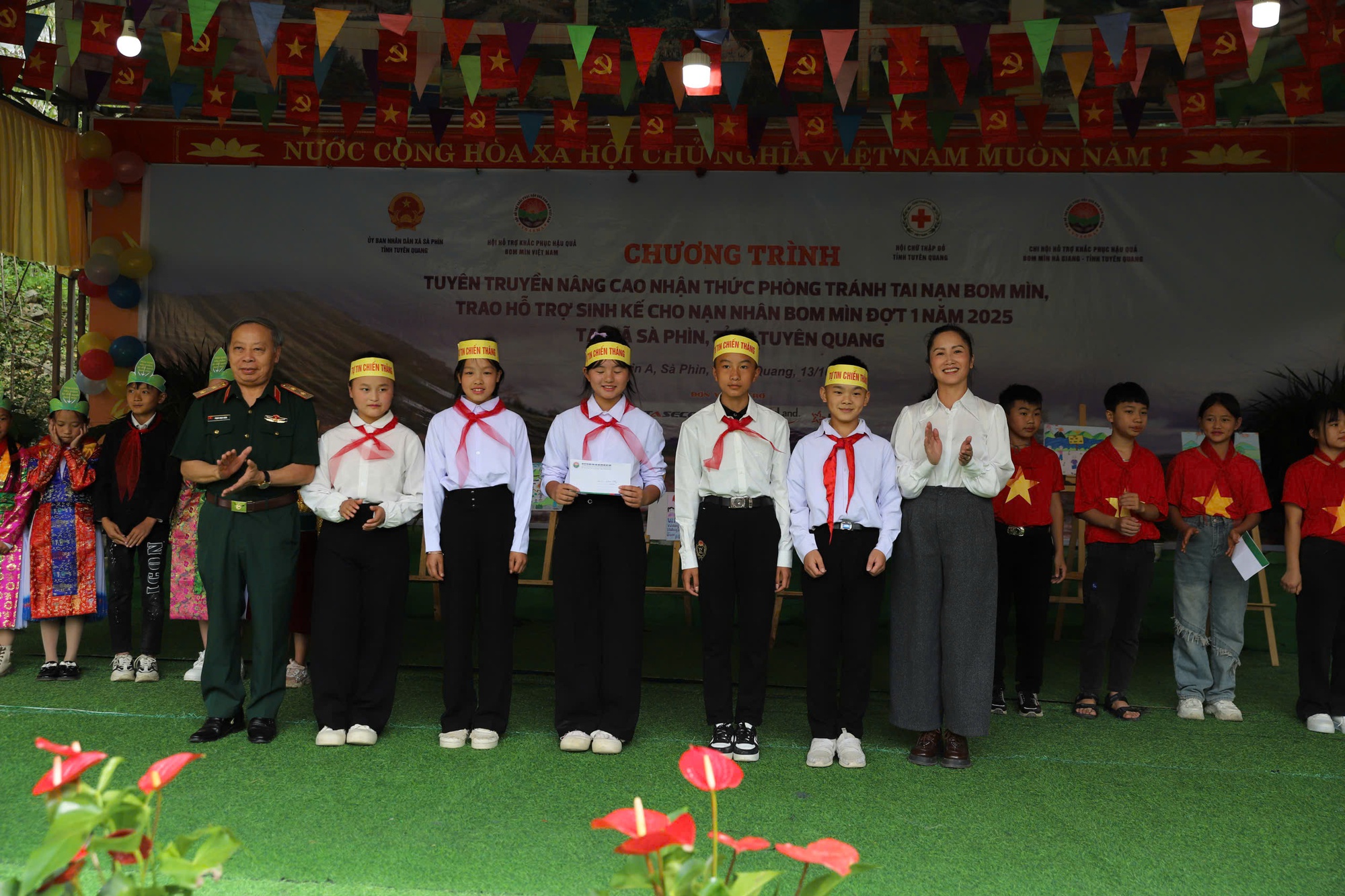 Tuyên truyền phòng tránh tai nạn bom mìn cho gần 2.000 học sinh vùng biên- Ảnh 2.