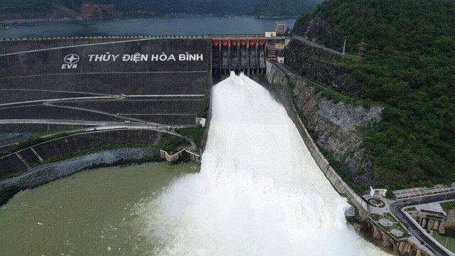 Mở một cửa xả đáy hồ thủy điện Hòa Bình- Ảnh 1.