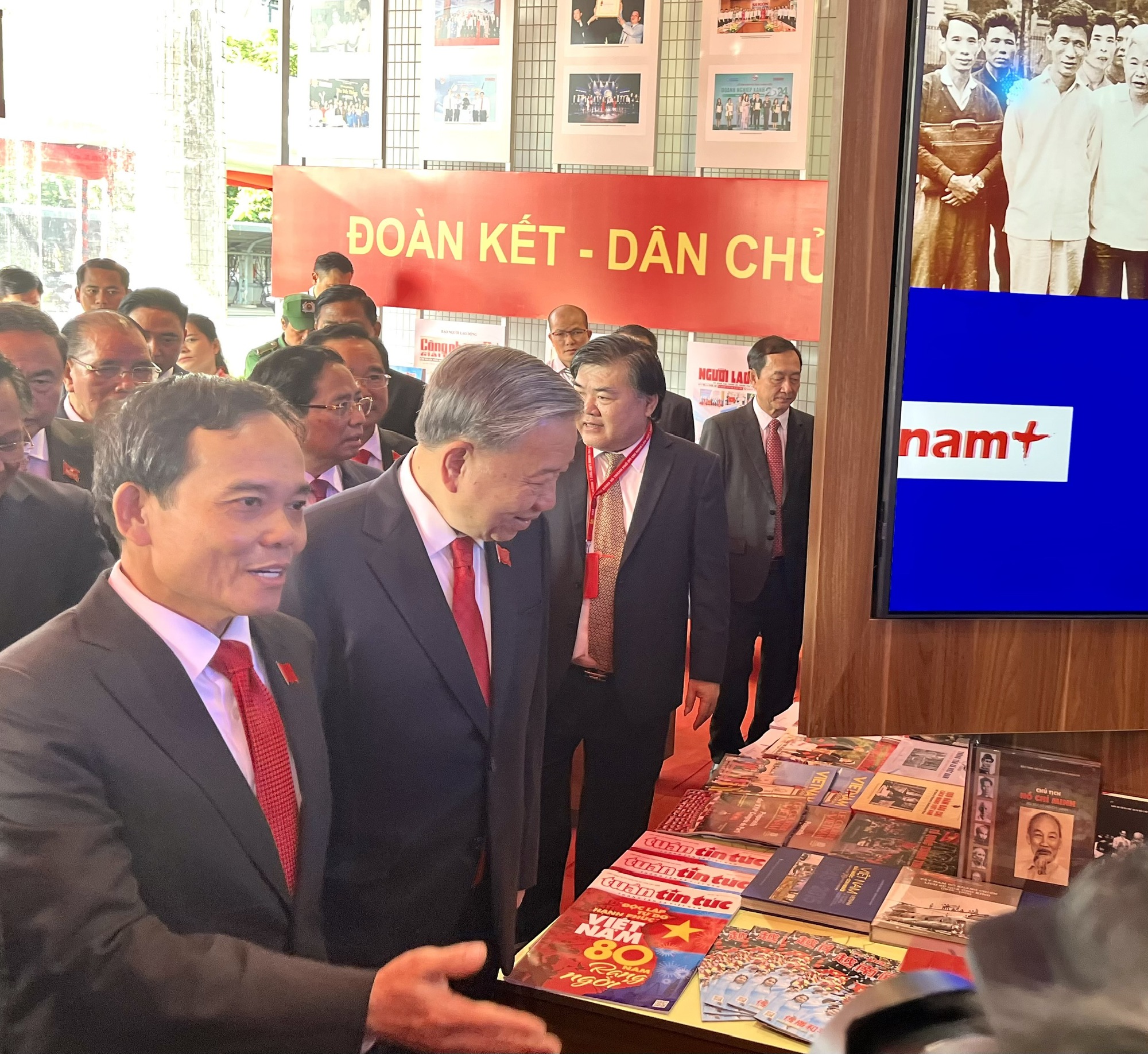 Tổng Bí thư Tô Lâm tham quan Triển lãm Thành tựu Báo chí - Xuất bản - Ảnh 3. Tổng Bí thư Tô Lâm tham quan Triển lãm Thành tựu Báo chí - Xuất bản - Ảnh 3.