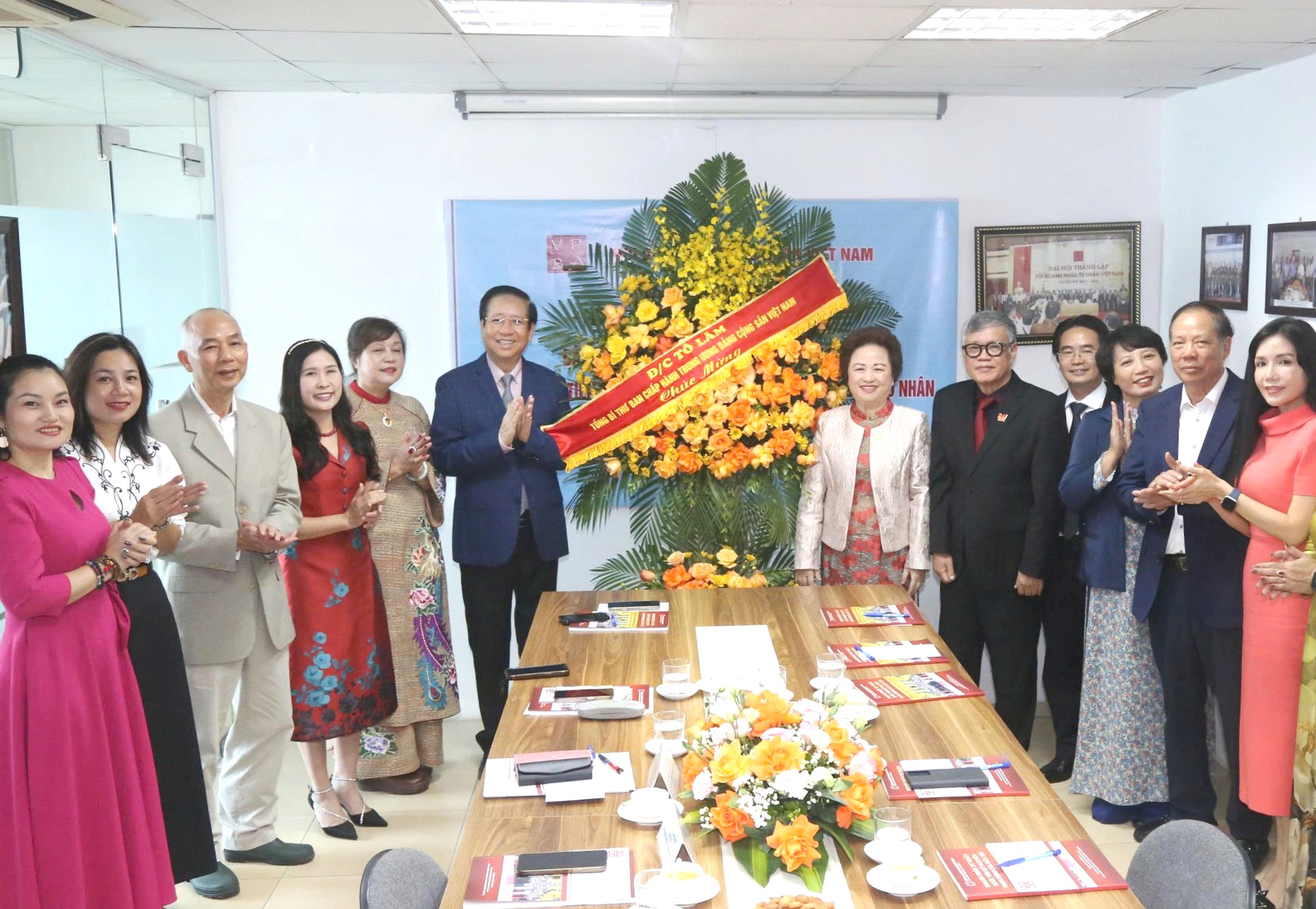 Tổng Bí thư Tô Lâm tặng hoa chúc mừng Hội Doanh nhân Tư nhân Việt Nam- Ảnh 1. Tổng Bí thư Tô Lâm tặng hoa chúc mừng Hội Doanh nhân Tư nhân Việt Nam- Ảnh 1.