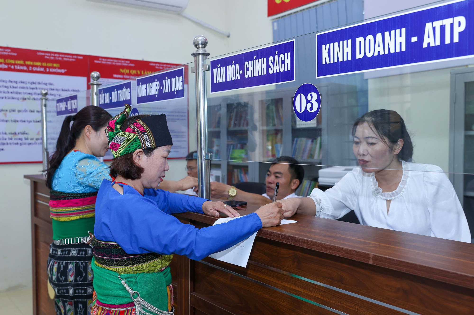 Thủ tướng kiểm tra trung tâm phục vụ hành chính công tại xã miền núi Thanh Hóa- Ảnh 5. Thủ tướng kiểm tra trung tâm phục vụ hành chính công tại xã miền núi Thanh Hóa- Ảnh 5.