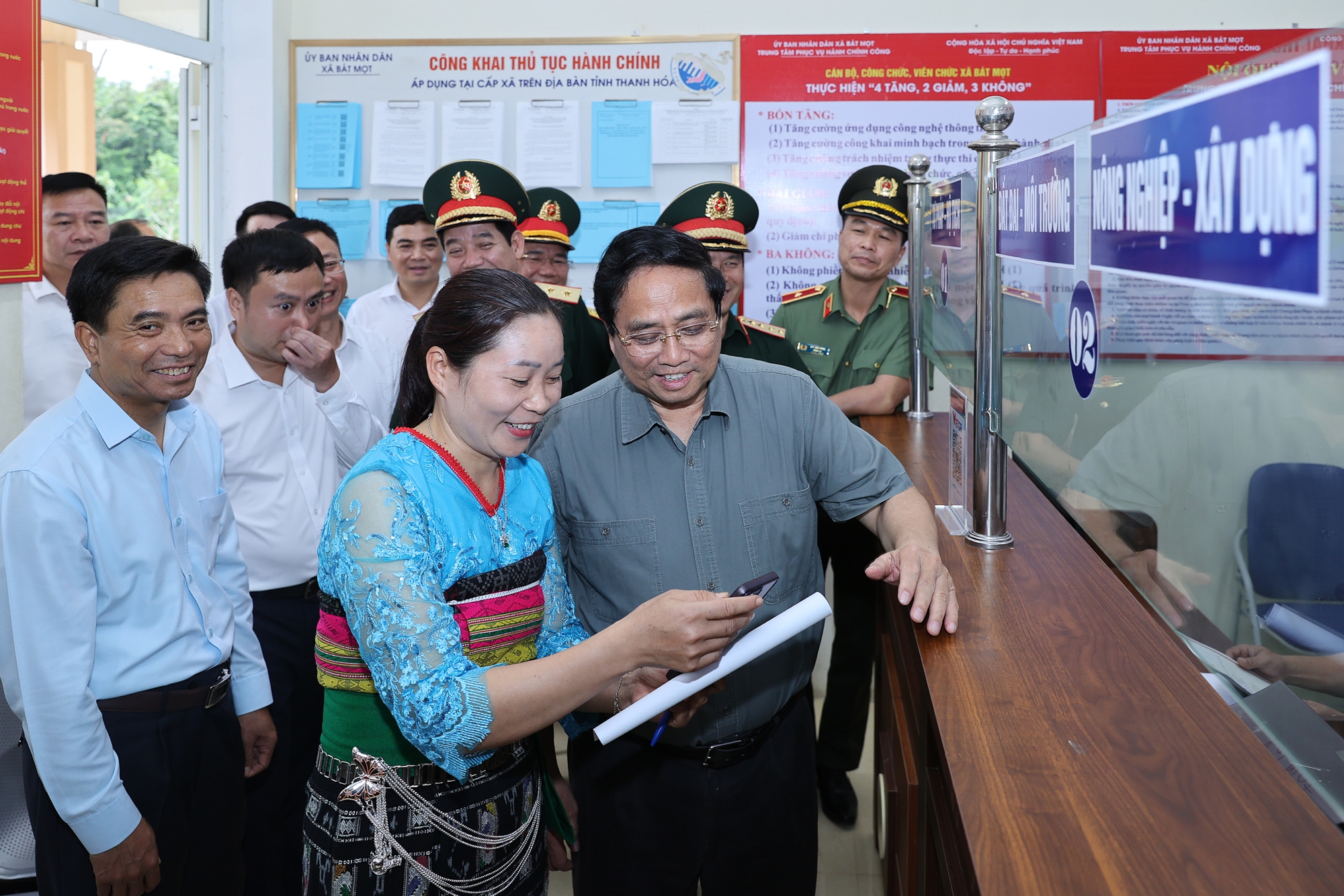 Thủ tướng kiểm tra trung tâm phục vụ hành chính công tại xã miền núi Thanh Hóa- Ảnh 2. Thủ tướng kiểm tra trung tâm phục vụ hành chính công tại xã miền núi Thanh Hóa- Ảnh 2.