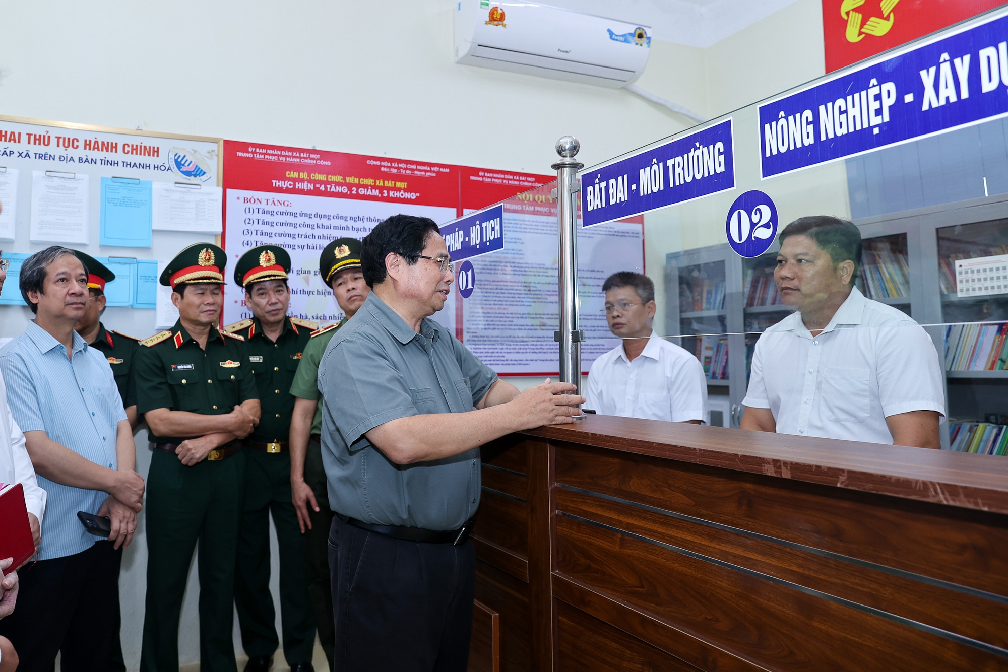 Thủ tướng kiểm tra trung tâm phục vụ hành chính công tại xã miền núi Thanh Hóa- Ảnh 1. Thủ tướng kiểm tra trung tâm phục vụ hành chính công tại xã miền núi Thanh Hóa- Ảnh 1.