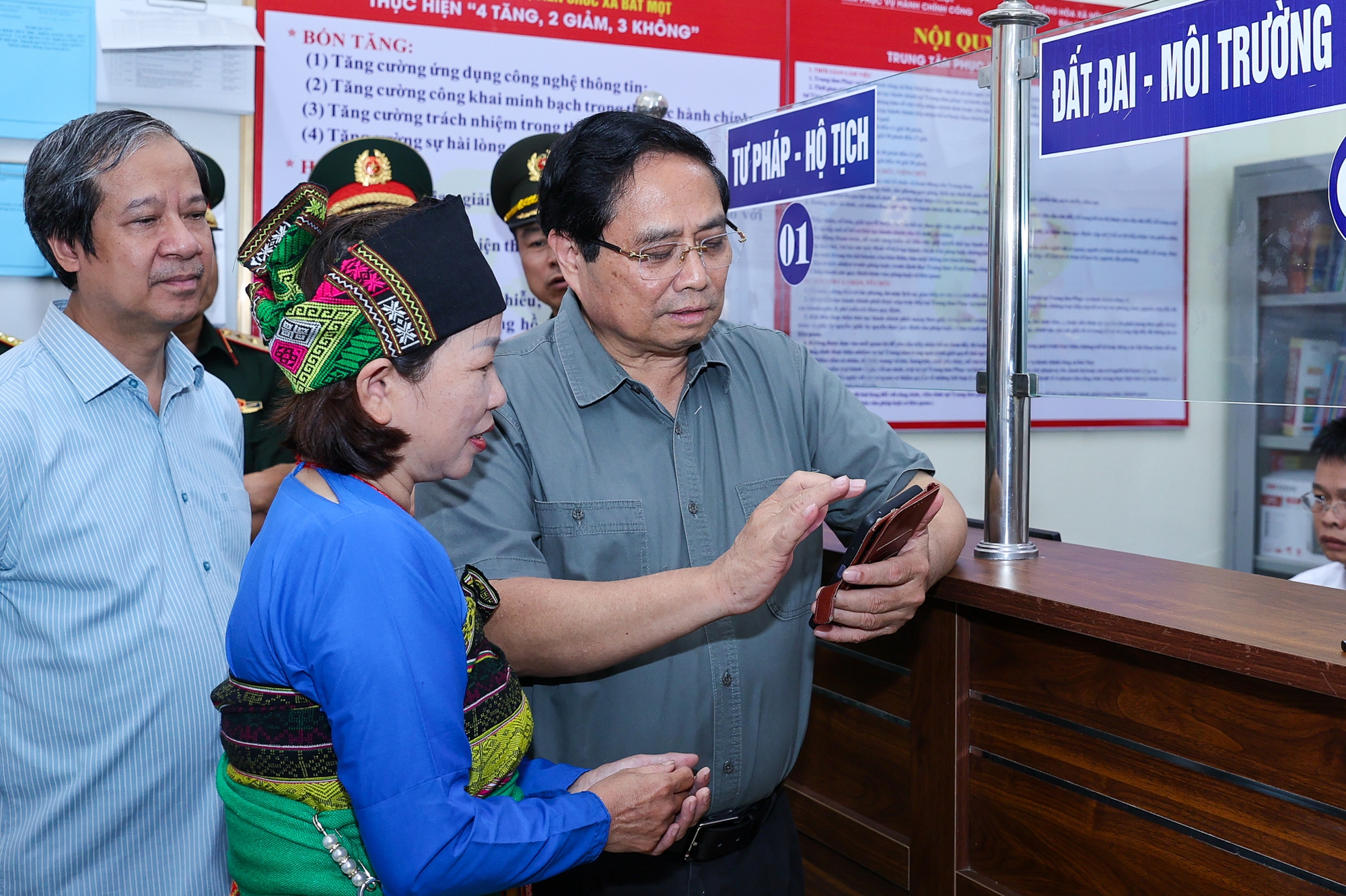 Thủ tướng kiểm tra trung tâm phục vụ hành chính công tại xã miền núi Thanh Hóa- Ảnh 3. Thủ tướng kiểm tra trung tâm phục vụ hành chính công tại xã miền núi Thanh Hóa- Ảnh 3.