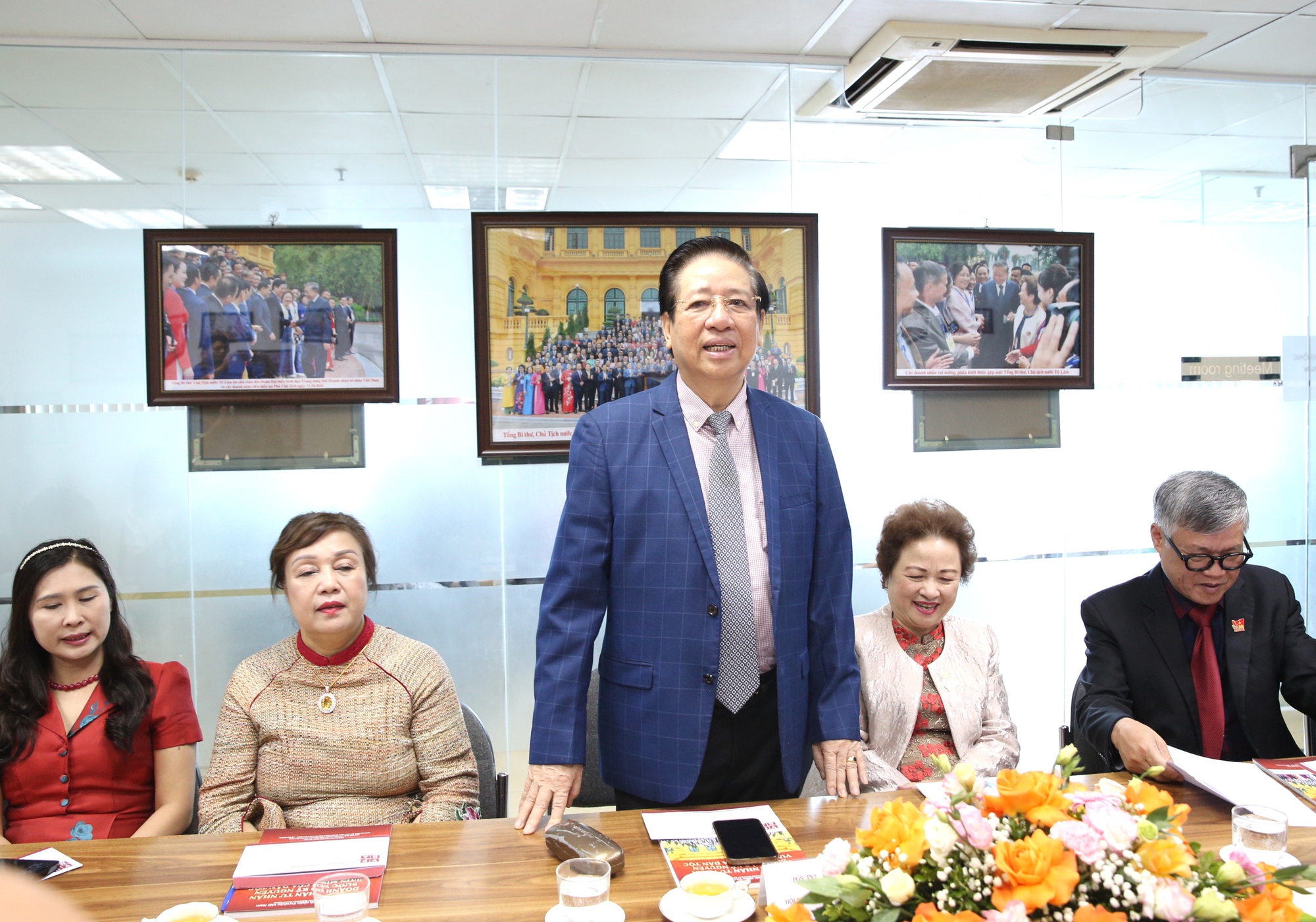 Tổng Bí thư Tô Lâm tặng hoa chúc mừng Hội Doanh nhân Tư nhân Việt Nam- Ảnh 2. Tổng Bí thư Tô Lâm tặng hoa chúc mừng Hội Doanh nhân Tư nhân Việt Nam- Ảnh 2.