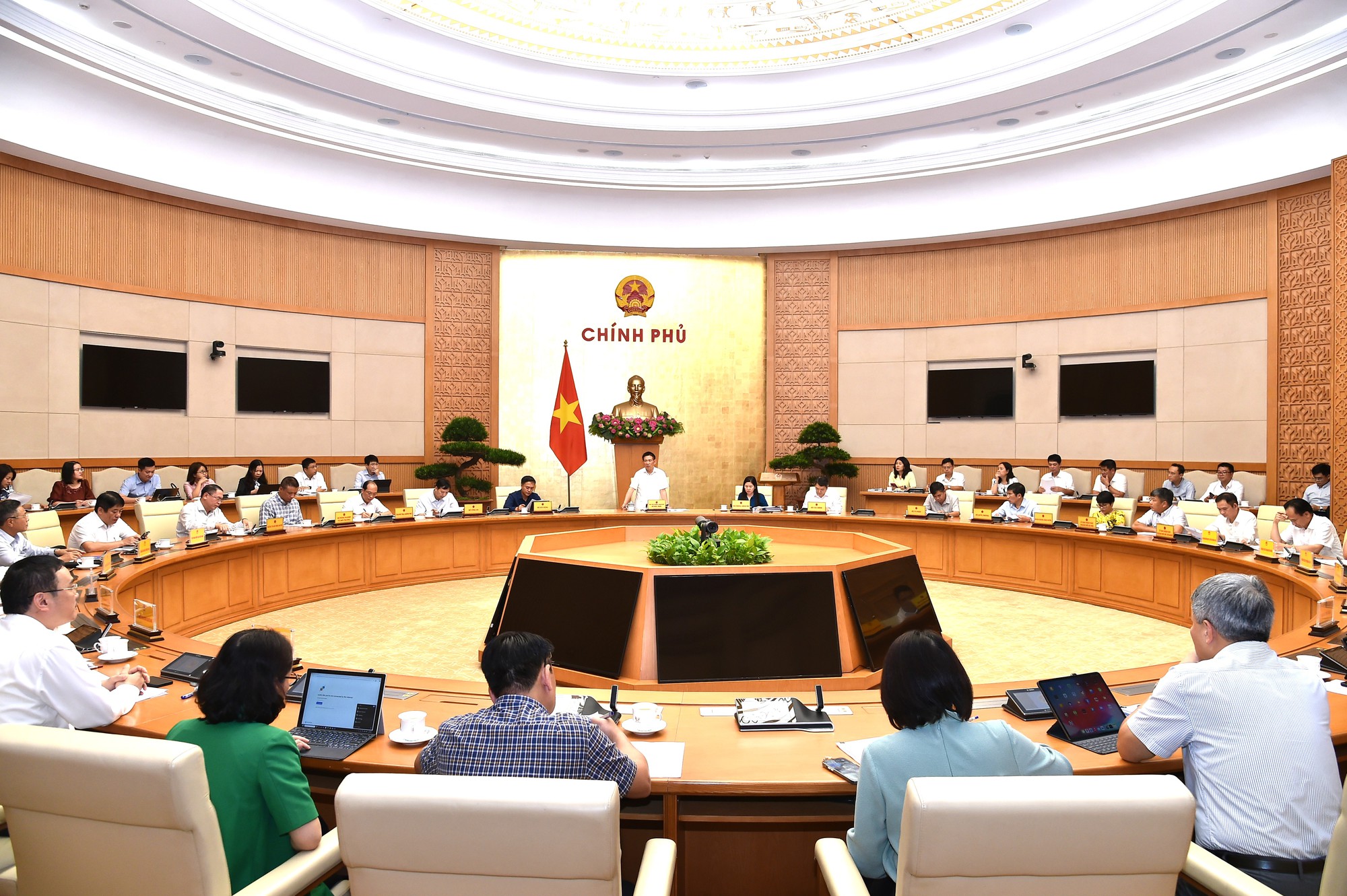 Phó Thủ tướng Hồ Đức Phớc: Cổ phần hóa là để doanh nghiệp mạnh lên chứ không phải bán đất- Ảnh 1. Phó Thủ tướng Hồ Đức Phớc: Cổ phần hóa là để doanh nghiệp mạnh lên chứ không phải bán đất- Ảnh 1.