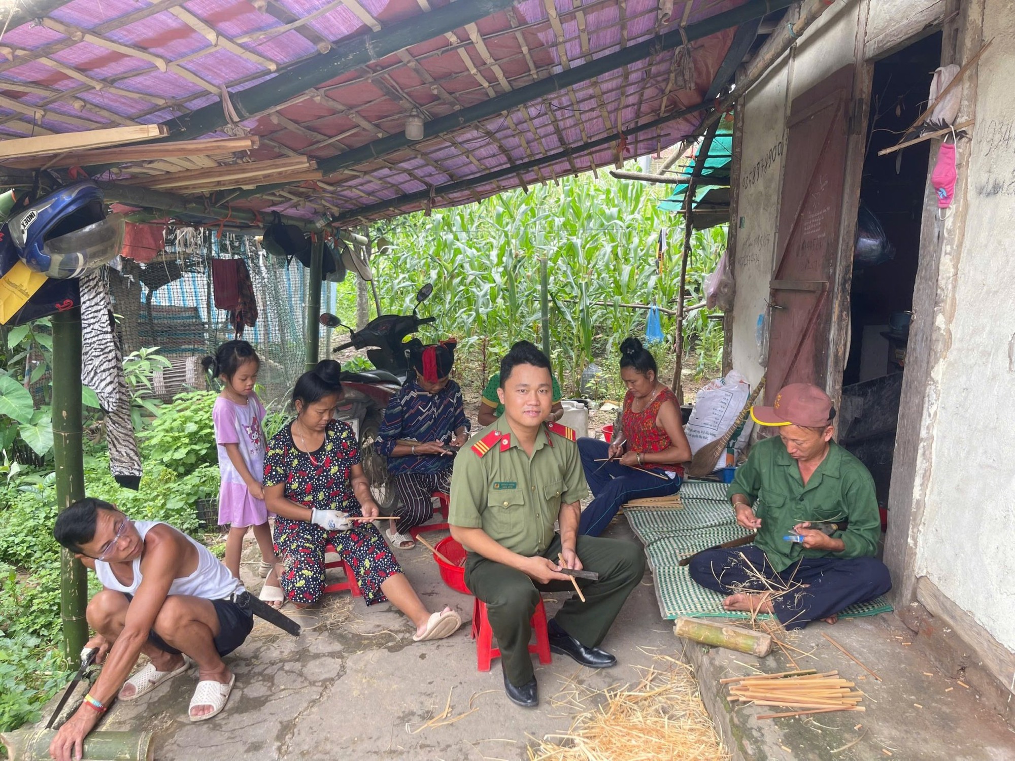 Thượng sĩ trẻ và ‘xóm chạy thận’: Gói ghém hy vọng trong từng bó đũa tre- Ảnh 1. Thượng sĩ trẻ và ‘xóm chạy thận’: Gói ghém hy vọng trong từng bó đũa tre- Ảnh 1.