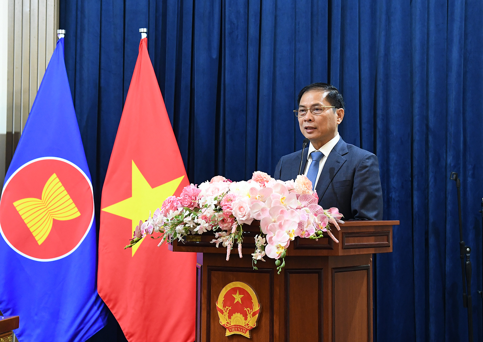 Phó Thủ tướng Bùi Thanh Sơn gặp gỡ cán bộ, nhân viên Đại sứ quán Việt Nam tại Liên bang Nga- Ảnh 1. Phó Thủ tướng Bùi Thanh Sơn gặp gỡ cán bộ, nhân viên Đại sứ quán Việt Nam tại Liên bang Nga- Ảnh 1.