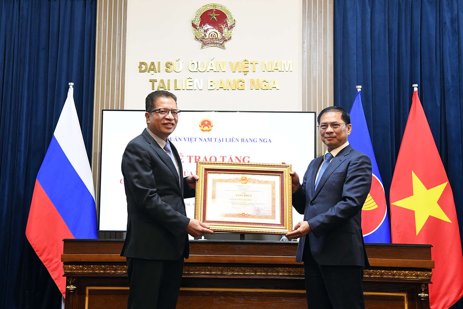 Phó Thủ tướng Bùi Thanh Sơn gặp gỡ cán bộ, nhân viên Đại sứ quán Việt Nam tại Liên bang Nga- Ảnh 3. Phó Thủ tướng Bùi Thanh Sơn gặp gỡ cán bộ, nhân viên Đại sứ quán Việt Nam tại Liên bang Nga- Ảnh 3.