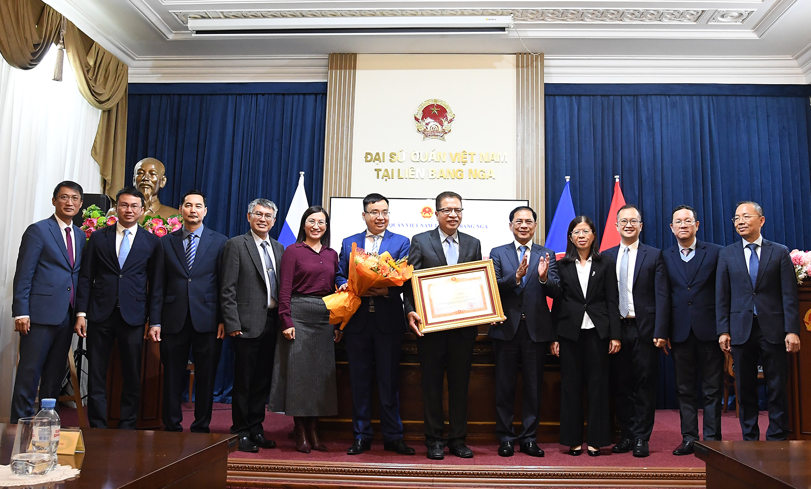Phó Thủ tướng Bùi Thanh Sơn gặp gỡ cán bộ, nhân viên Đại sứ quán Việt Nam tại Liên bang Nga- Ảnh 4. Phó Thủ tướng Bùi Thanh Sơn gặp gỡ cán bộ, nhân viên Đại sứ quán Việt Nam tại Liên bang Nga- Ảnh 4.