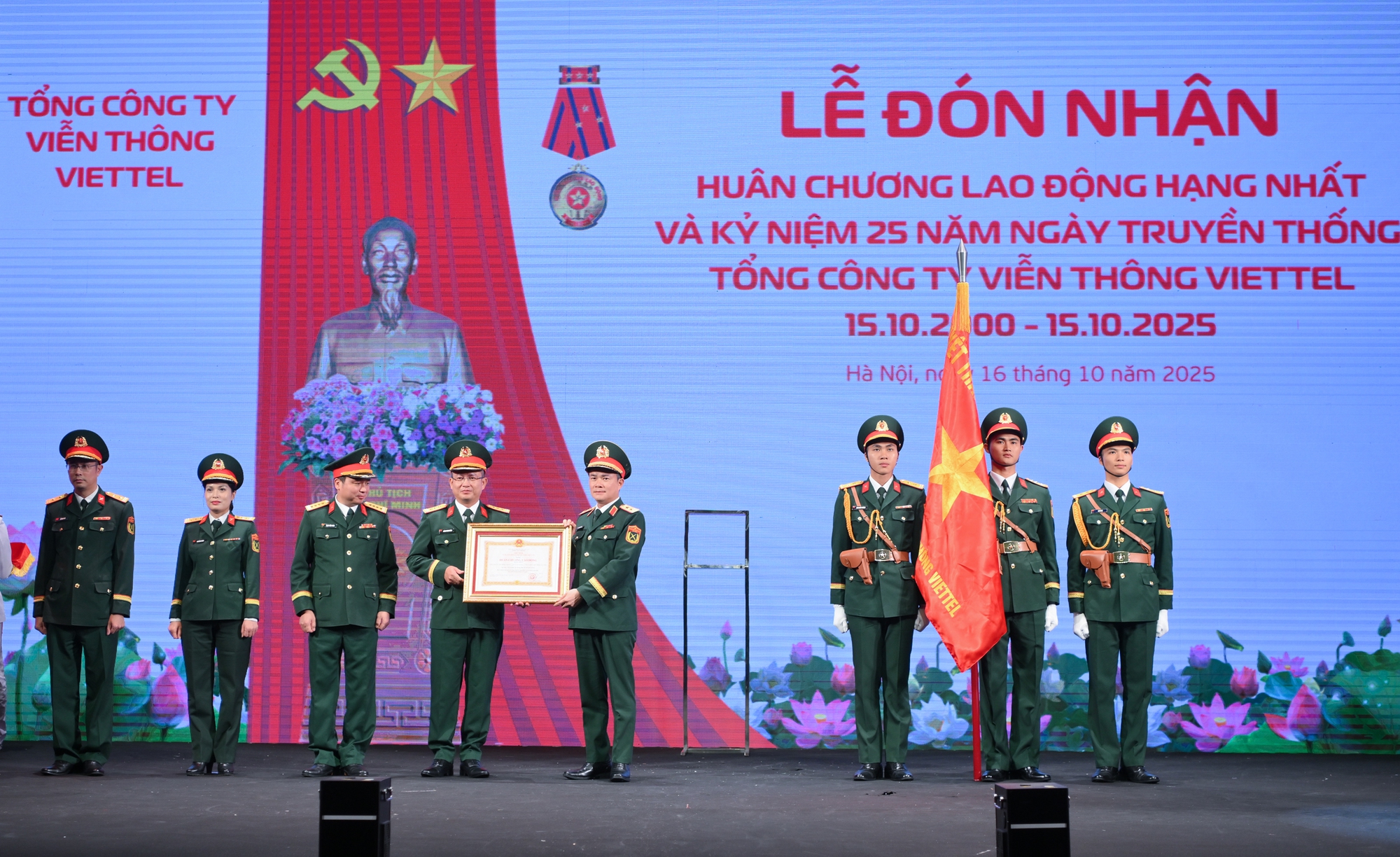 Viettel Telecom nhận Huân chương Lao động hạng Nhất- Ảnh 1. Viettel Telecom nhận Huân chương Lao động hạng Nhất- Ảnh 1.