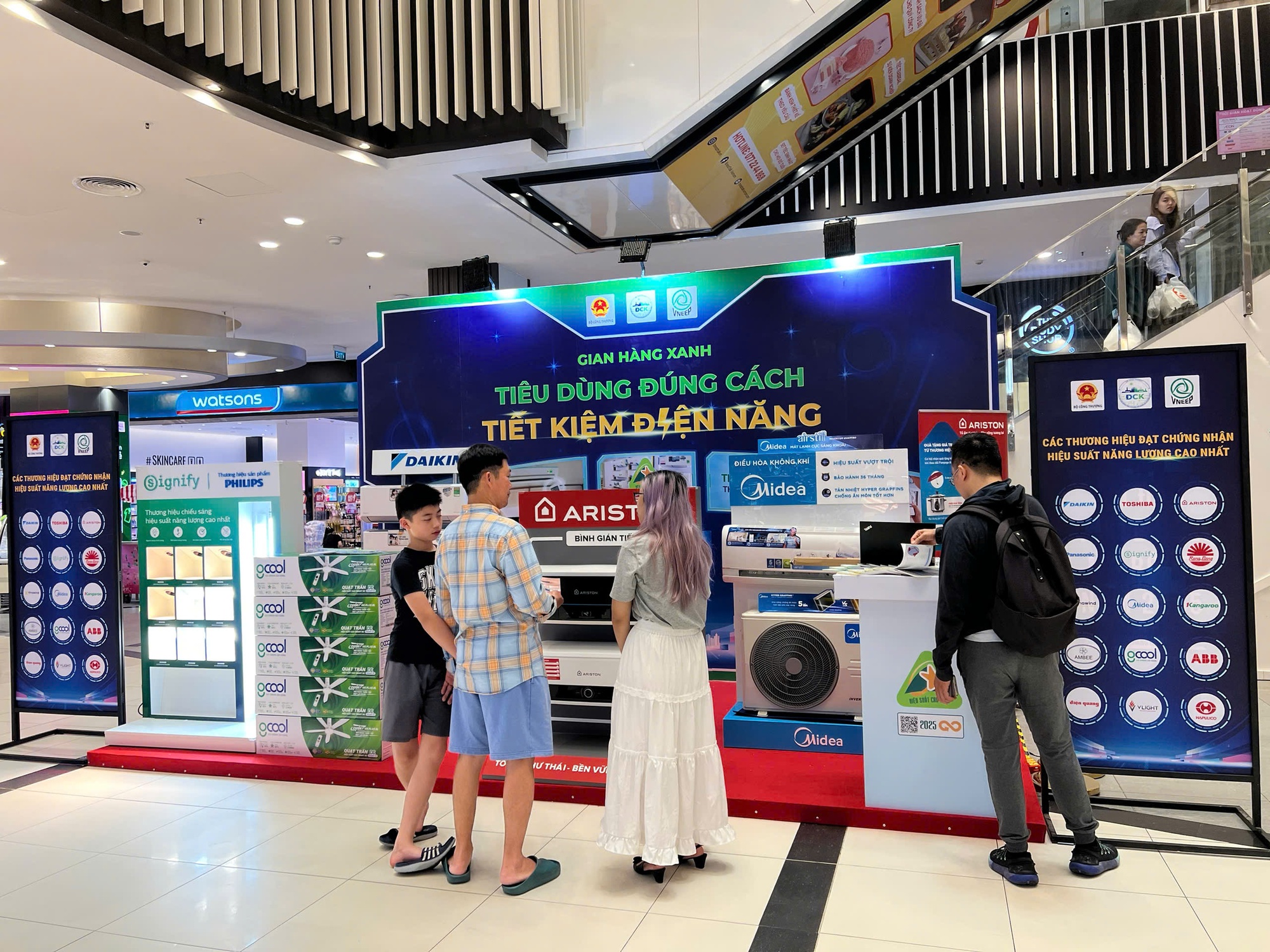 Bộ Công Thương tổ chức các gian hàng Xanh, lan tỏa ý thức tiết kiệm năng lượng- Ảnh 2. Bộ Công Thương tổ chức các gian hàng Xanh, lan tỏa ý thức tiết kiệm năng lượng- Ảnh 2.