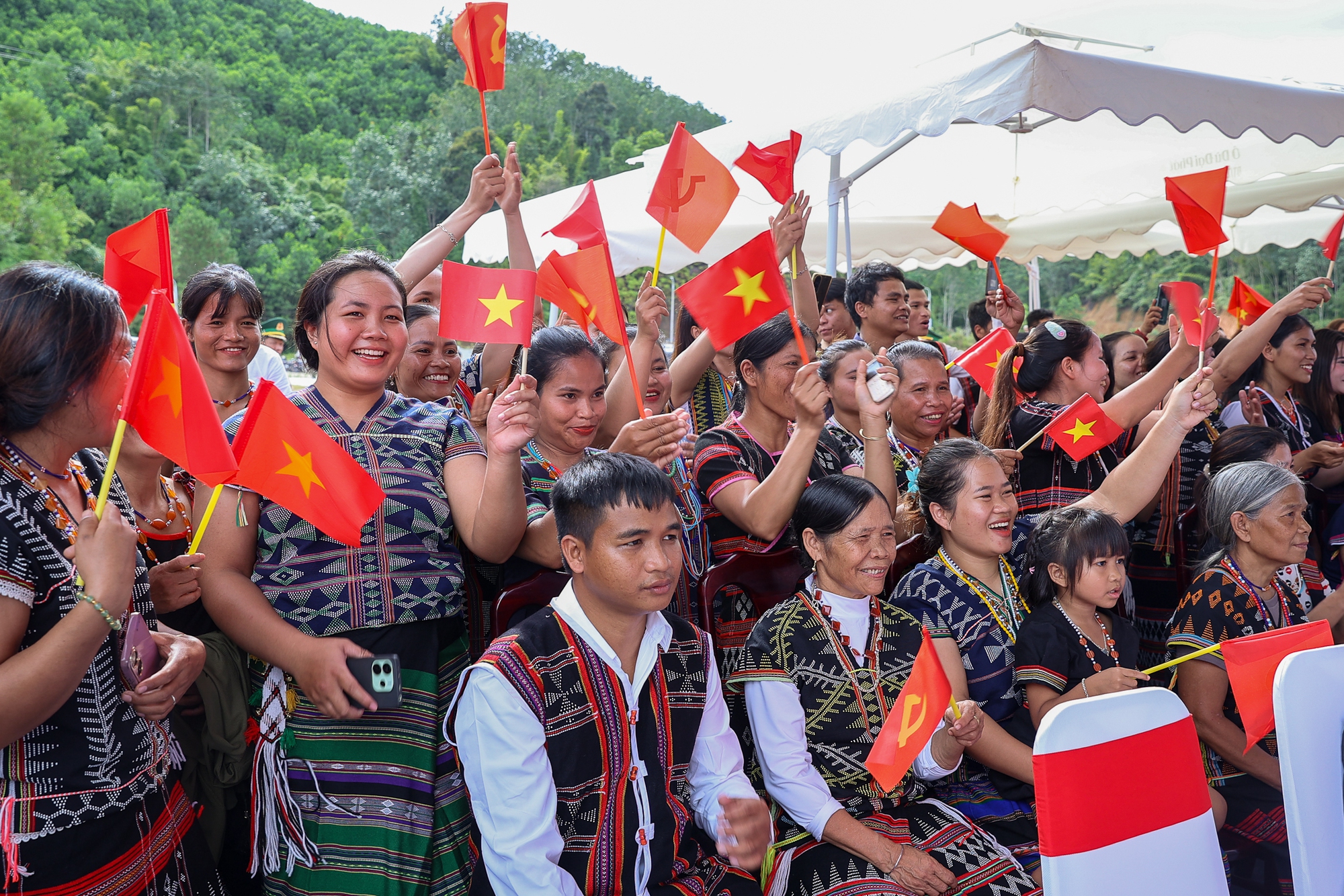 Thủ tướng Phạm Minh Chính dự khởi công trường học tại xã biên giới Tây Giang (Đà Nẵng)- Ảnh 10. Thủ tướng Phạm Minh Chính dự khởi công trường học tại xã biên giới Tây Giang (Đà Nẵng)- Ảnh 10.