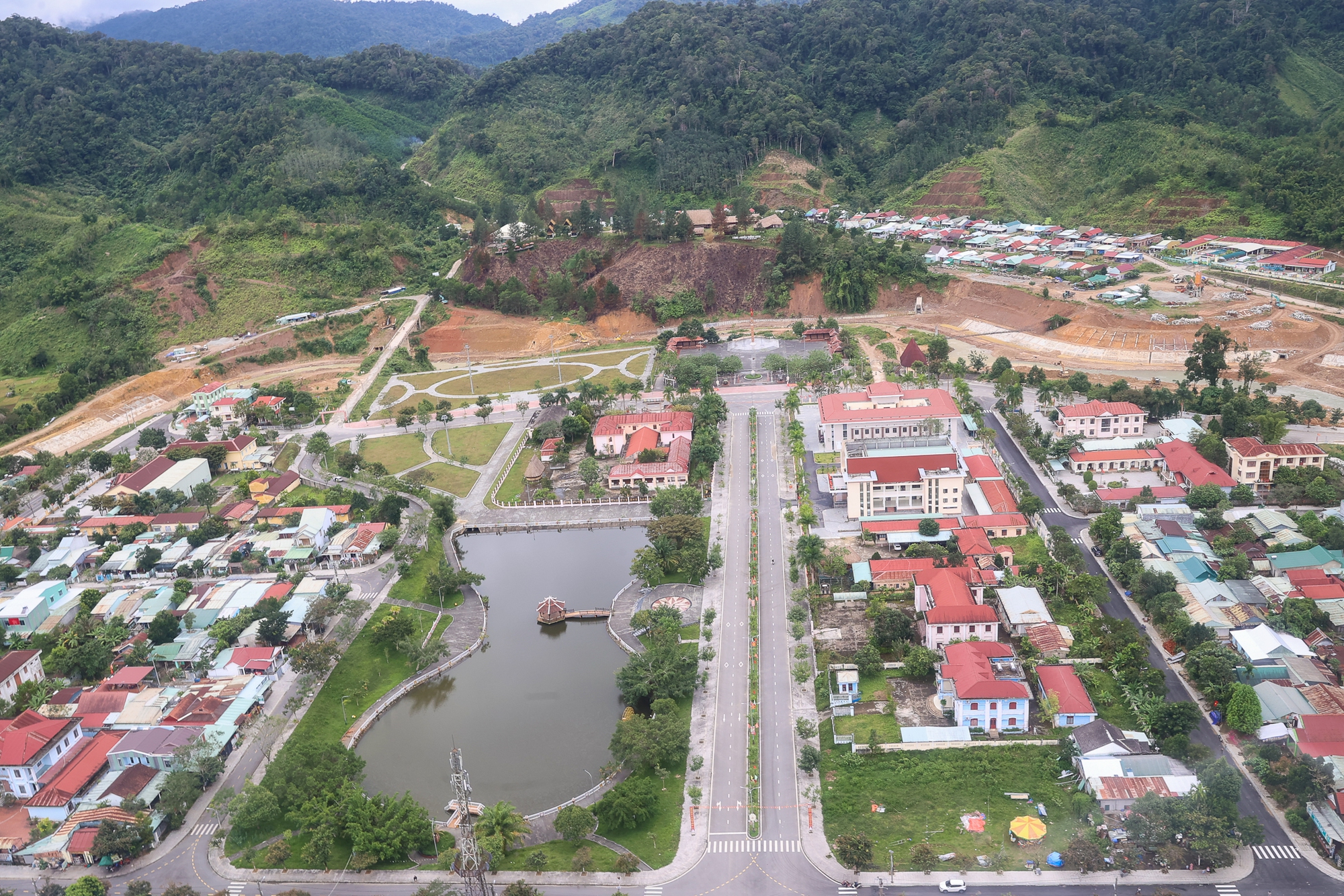 Thủ tướng Phạm Minh Chính dự khởi công trường học tại xã biên giới Tây Giang (Đà Nẵng)- Ảnh 11. Thủ tướng Phạm Minh Chính dự khởi công trường học tại xã biên giới Tây Giang (Đà Nẵng)- Ảnh 11.
