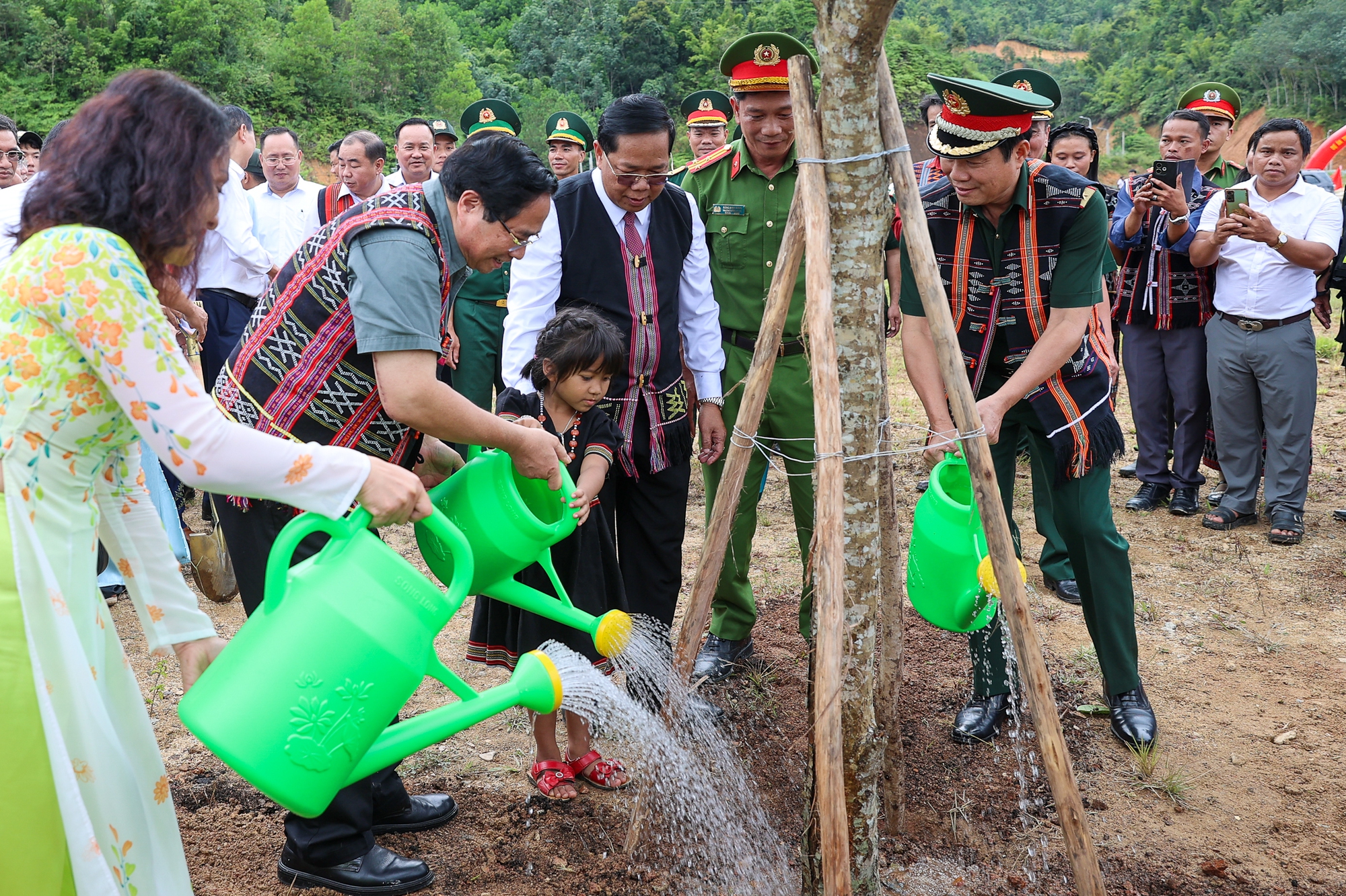 Thủ tướng Phạm Minh Chính dự khởi công trường học tại xã biên giới Tây Giang (Đà Nẵng)- Ảnh 8. Thủ tướng Phạm Minh Chính dự khởi công trường học tại xã biên giới Tây Giang (Đà Nẵng)- Ảnh 8.