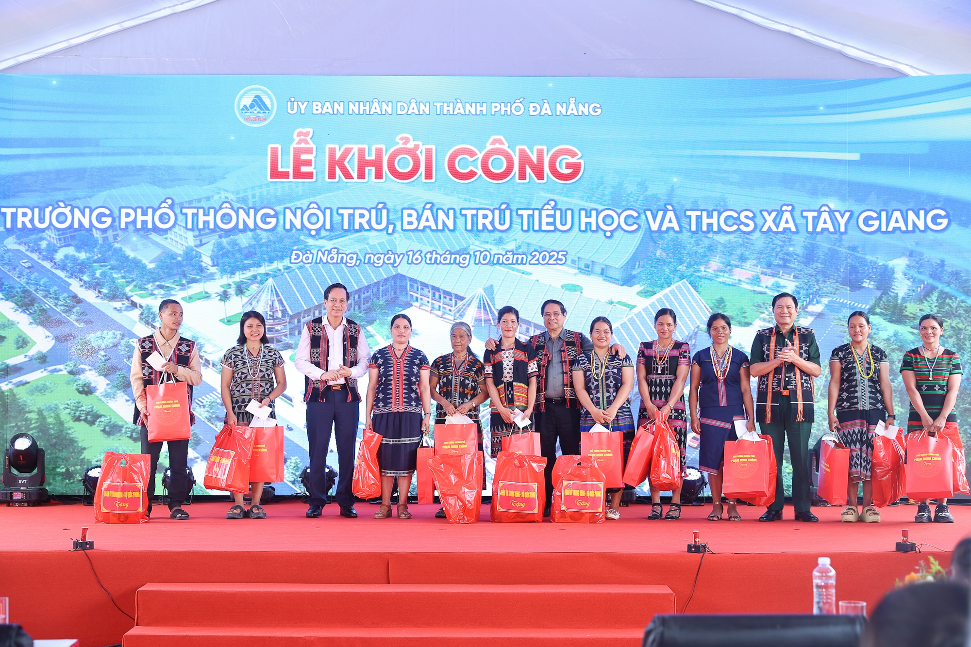 Thủ tướng Phạm Minh Chính dự khởi công trường học tại xã biên giới Tây Giang (Đà Nẵng)- Ảnh 6. Thủ tướng Phạm Minh Chính dự khởi công trường học tại xã biên giới Tây Giang (Đà Nẵng)- Ảnh 6.