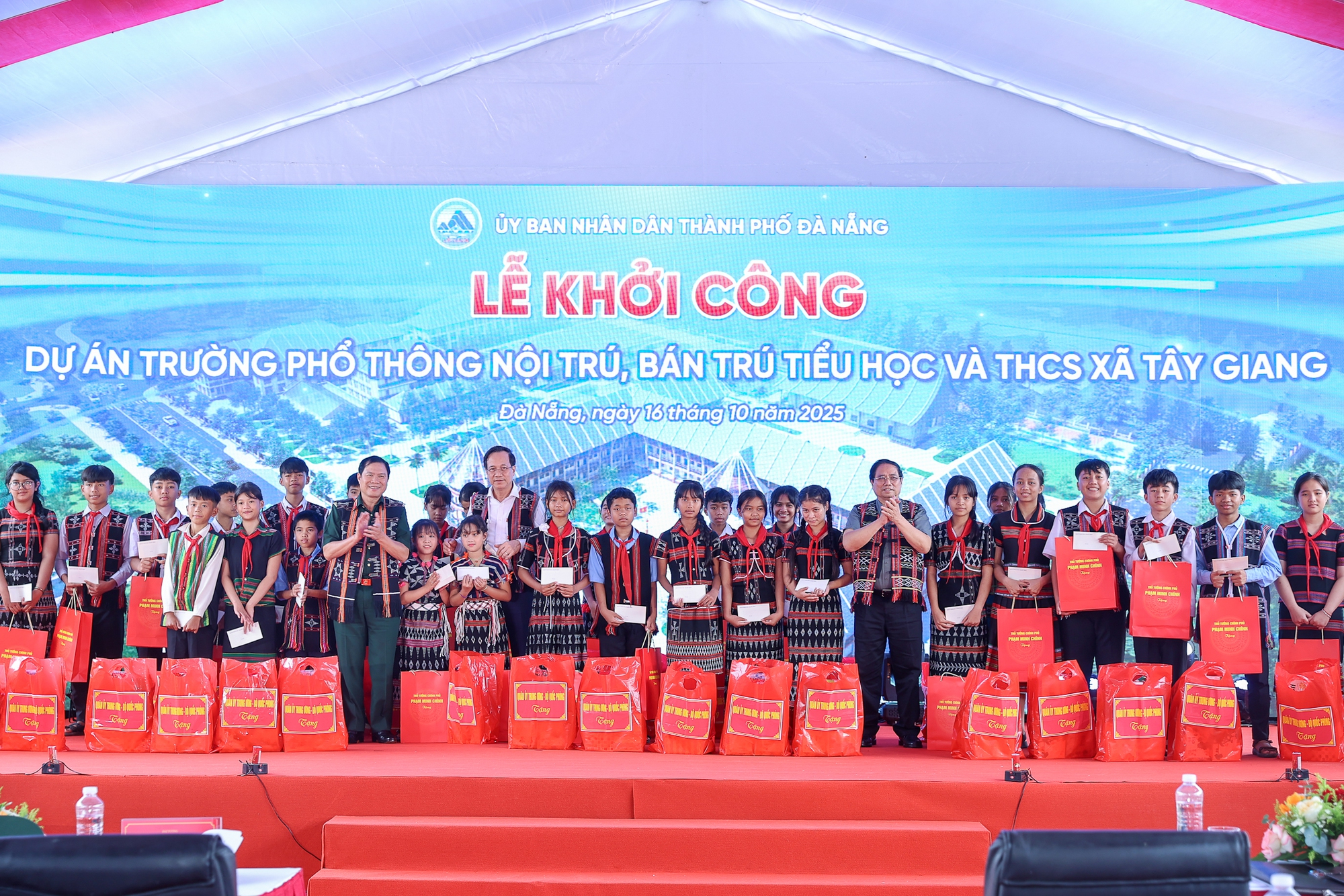Thủ tướng Phạm Minh Chính dự khởi công trường học tại xã biên giới Tây Giang (Đà Nẵng)- Ảnh 7. Thủ tướng Phạm Minh Chính dự khởi công trường học tại xã biên giới Tây Giang (Đà Nẵng)- Ảnh 7.