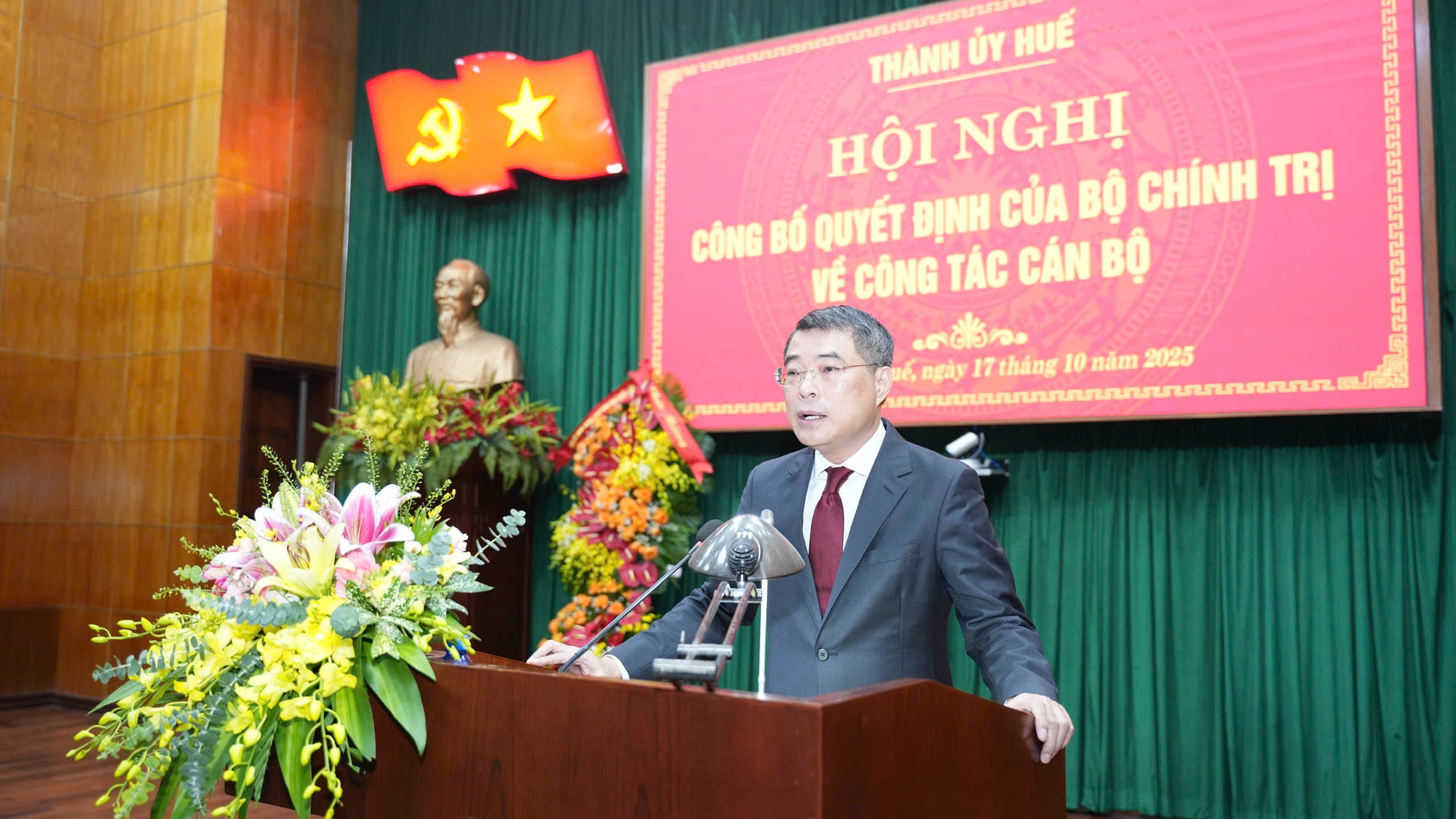 Bộ Chính trị chỉ định đồng chí Nguyễn Đình Trung giữ chức Bí thư Thành ủy Huế- Ảnh 2. Bộ Chính trị chỉ định đồng chí Nguyễn Đình Trung giữ chức Bí thư Thành ủy Huế- Ảnh 2.
